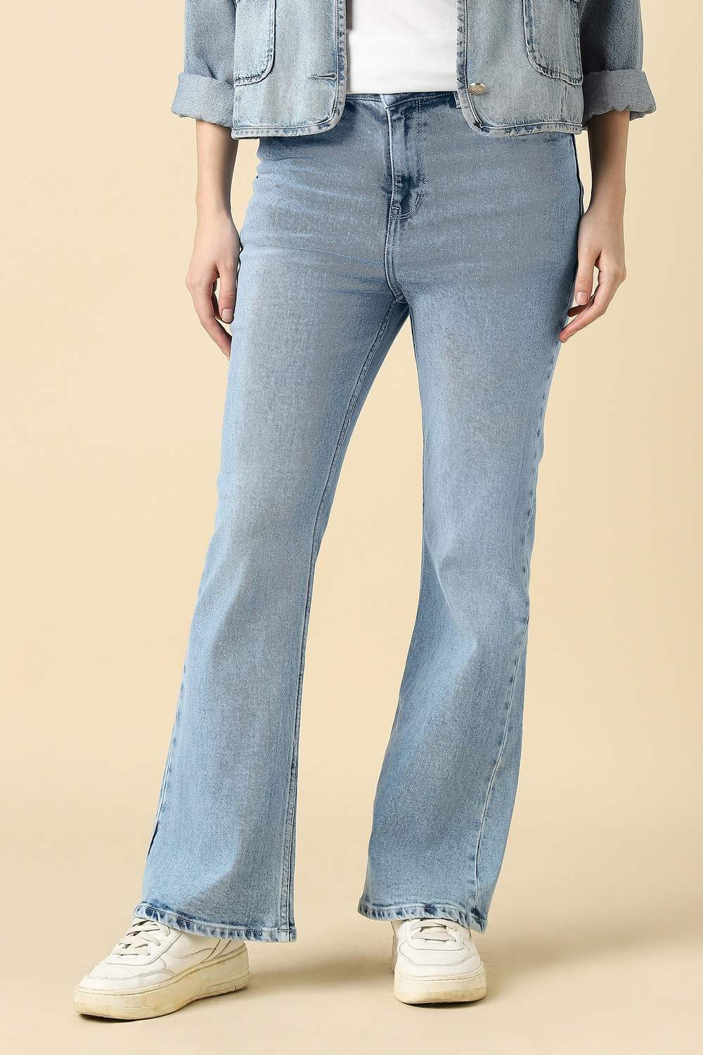Women Light Blue Light Wash Jeans