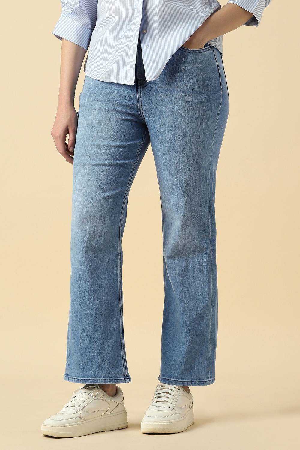 Women Light Blue Light Wash Jeans