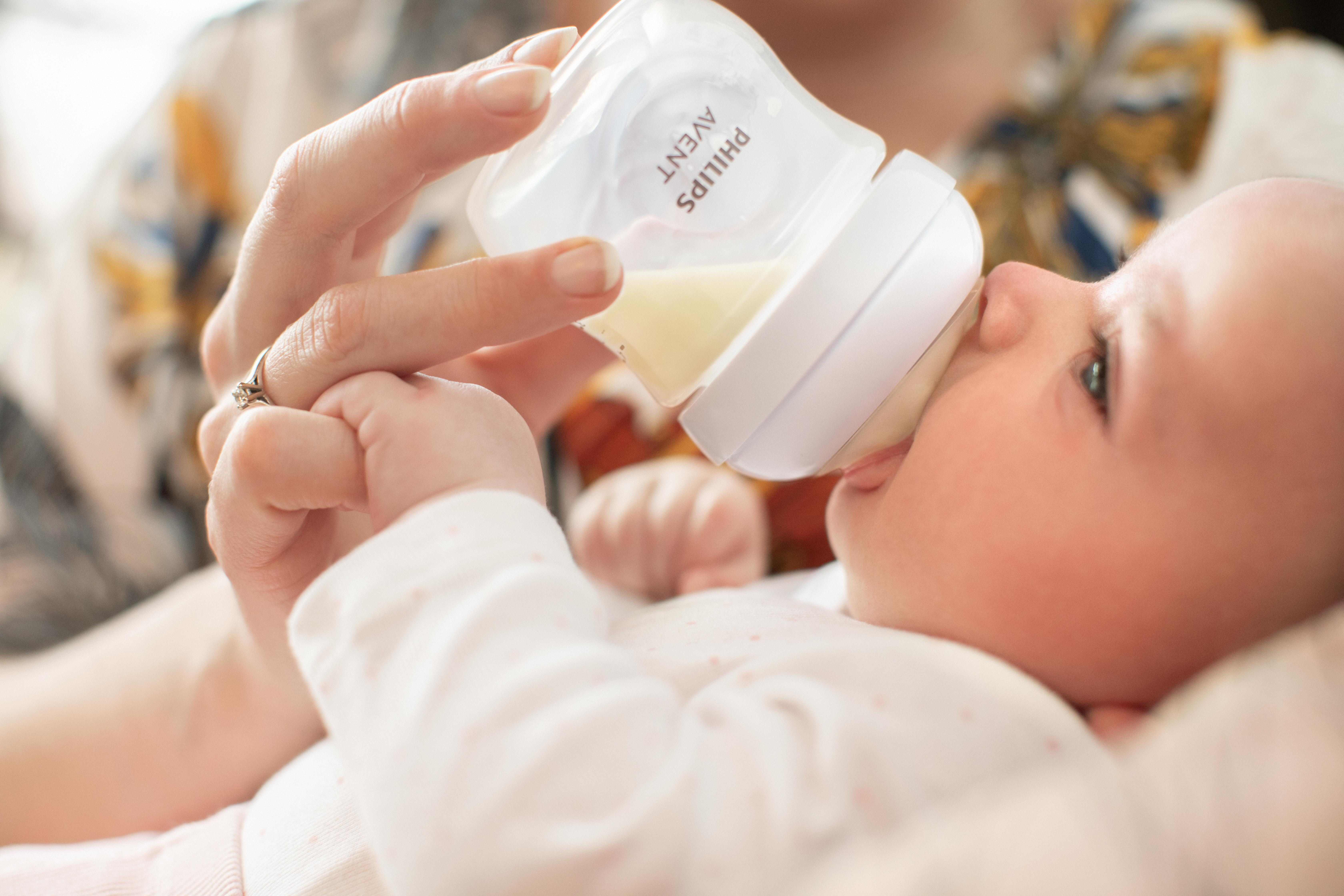 https://cdn.fynd.com/v2/falling-surf-7c8bb8/fyprod/wrkr/products/pictures/item/free/original/avent/SCY900-01/4/B6gNA-FCZA-493771104-05.jpg