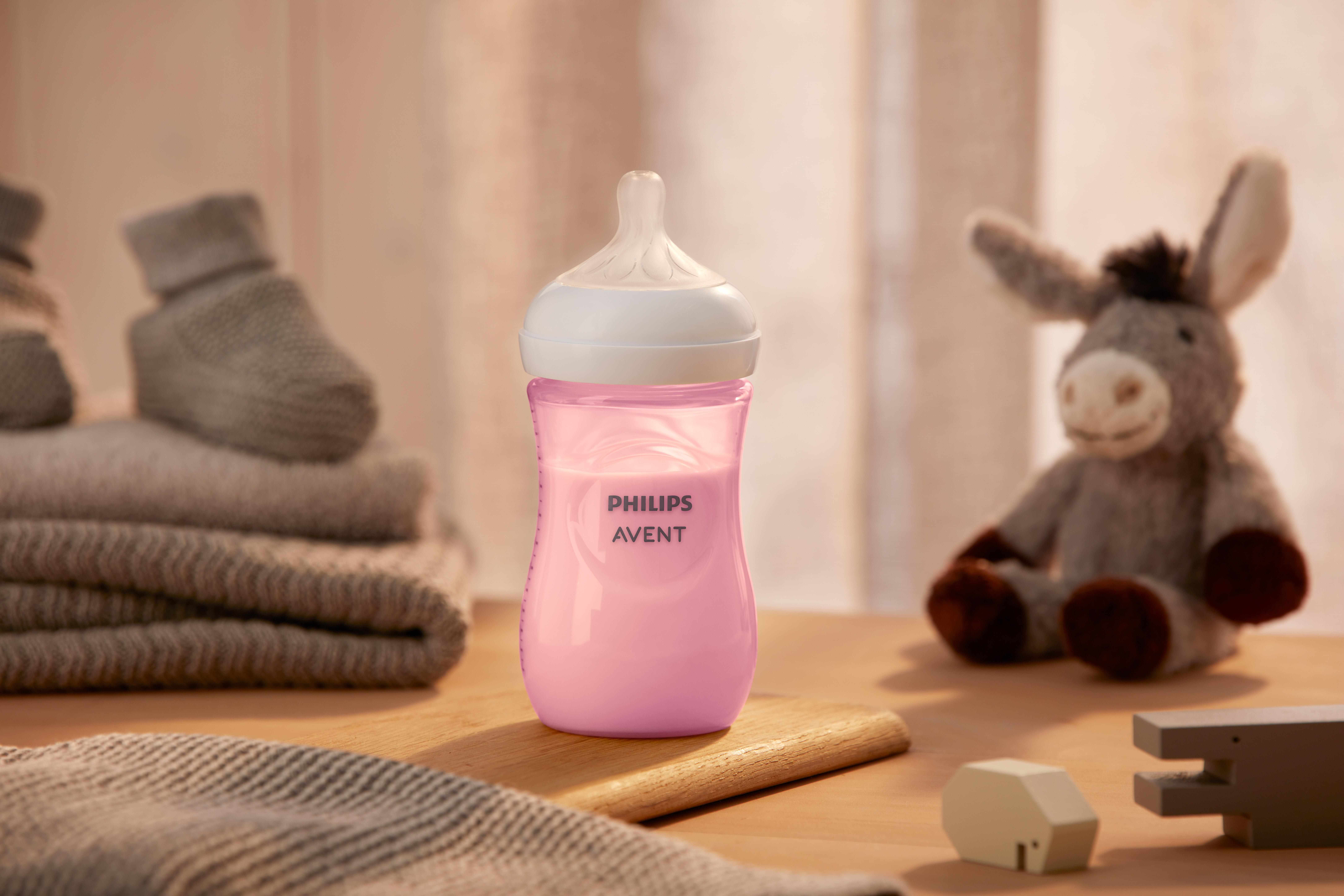 https://cdn.fynd.com/v2/falling-surf-7c8bb8/fyprod/wrkr/products/pictures/item/free/original/avent/SCY903-11/3/btYEDWHDno-493771108-05.jpg