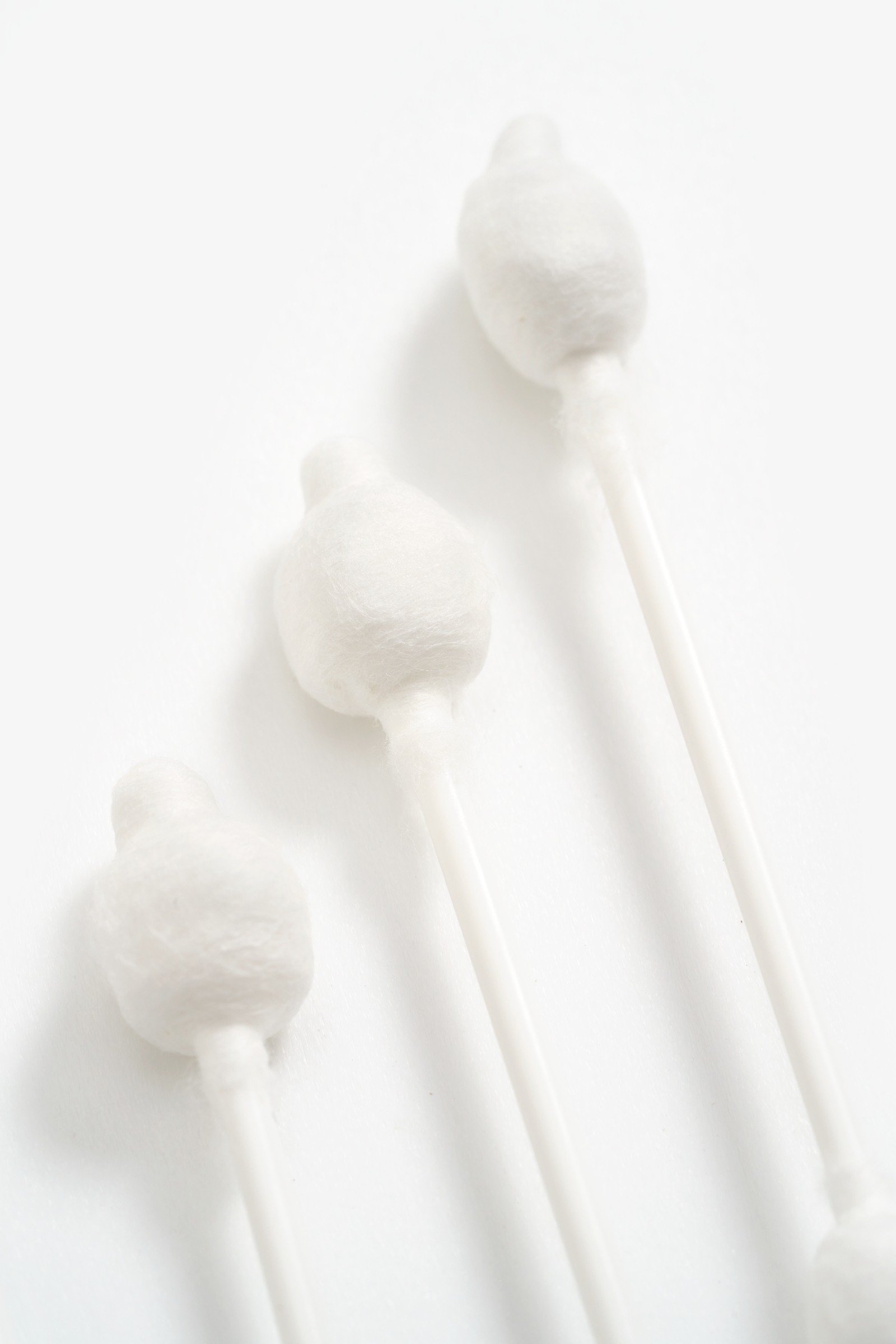 https://cdn.fynd.com/v2/falling-surf-7c8bb8/fyprod/wrkr/products/pictures/item/free/original/azuzYH2sm-Mothercare-Safety-Cotton-Buds-White-60-Piece-Set-white.jpeg