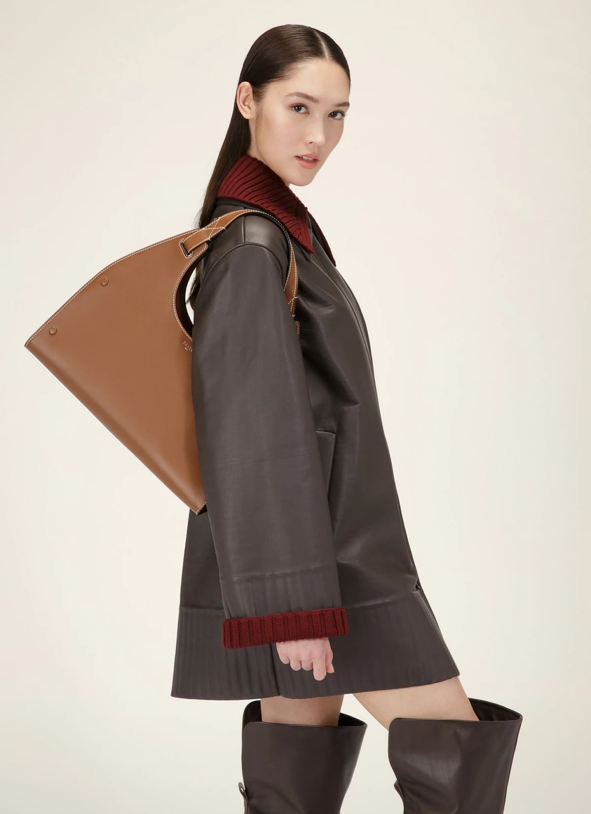 Ahres Leather Shoulder Bag In Brown