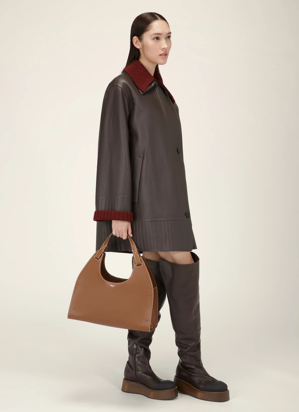Ahres Leather Shoulder Bag In Brown