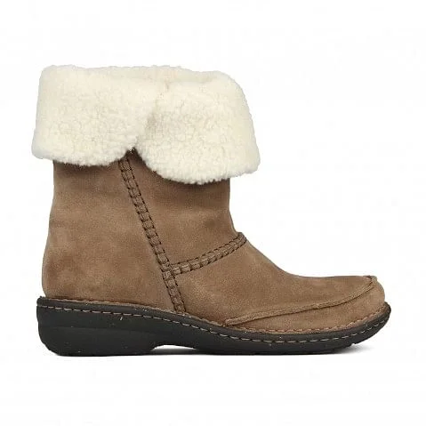 Clarks avington clearance boots