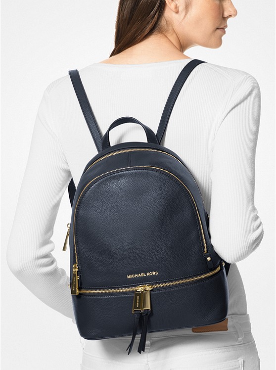 https://cdn.fynd.com/v2/falling-surf-7c8bb8/fyprod/wrkr/products/pictures/item/free/original/cxM36BKul-Michael-Kors-30S5GEZB1LADMIRAL.jpeg