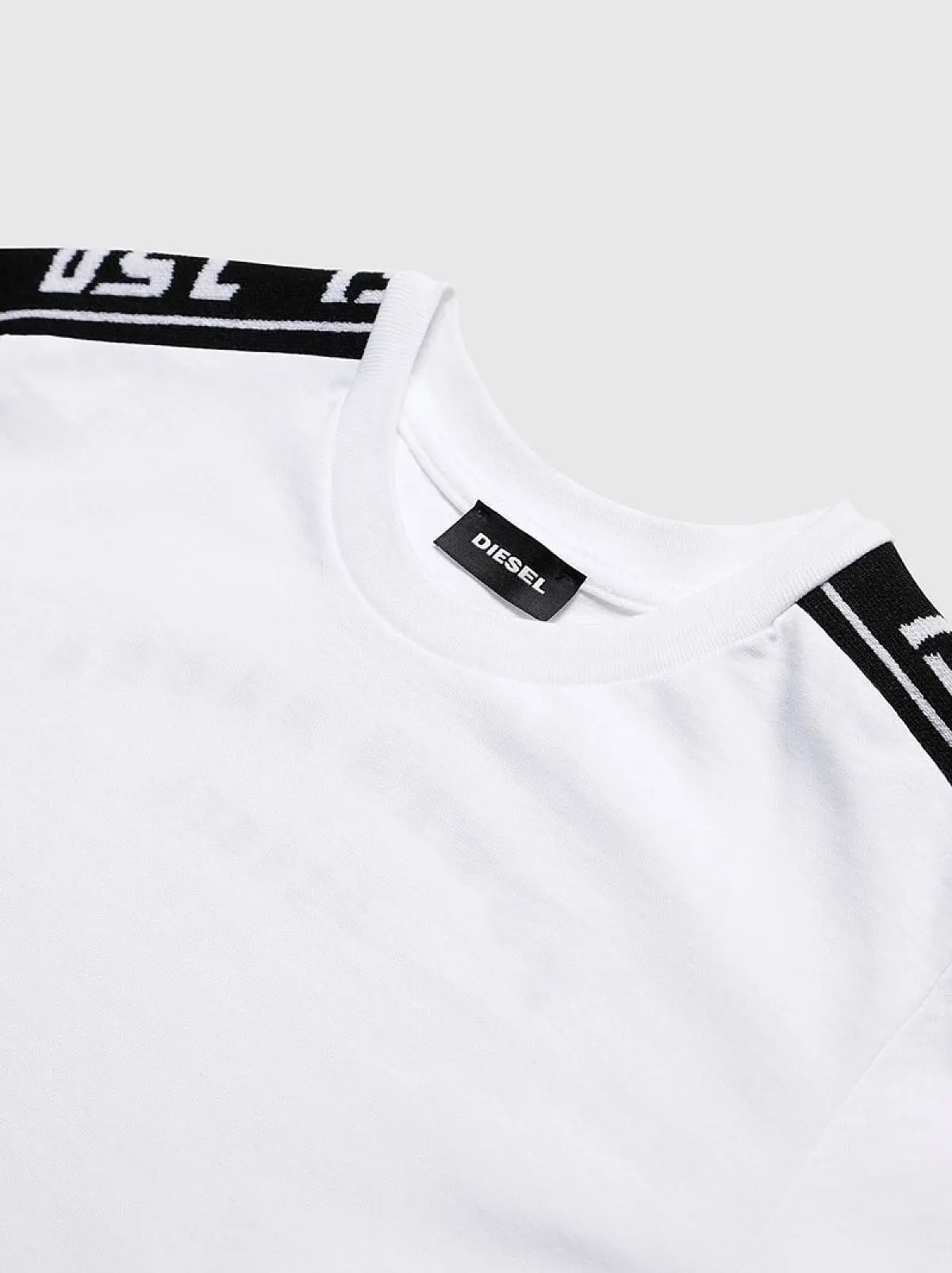 White T-shirt in cotton with contrast band