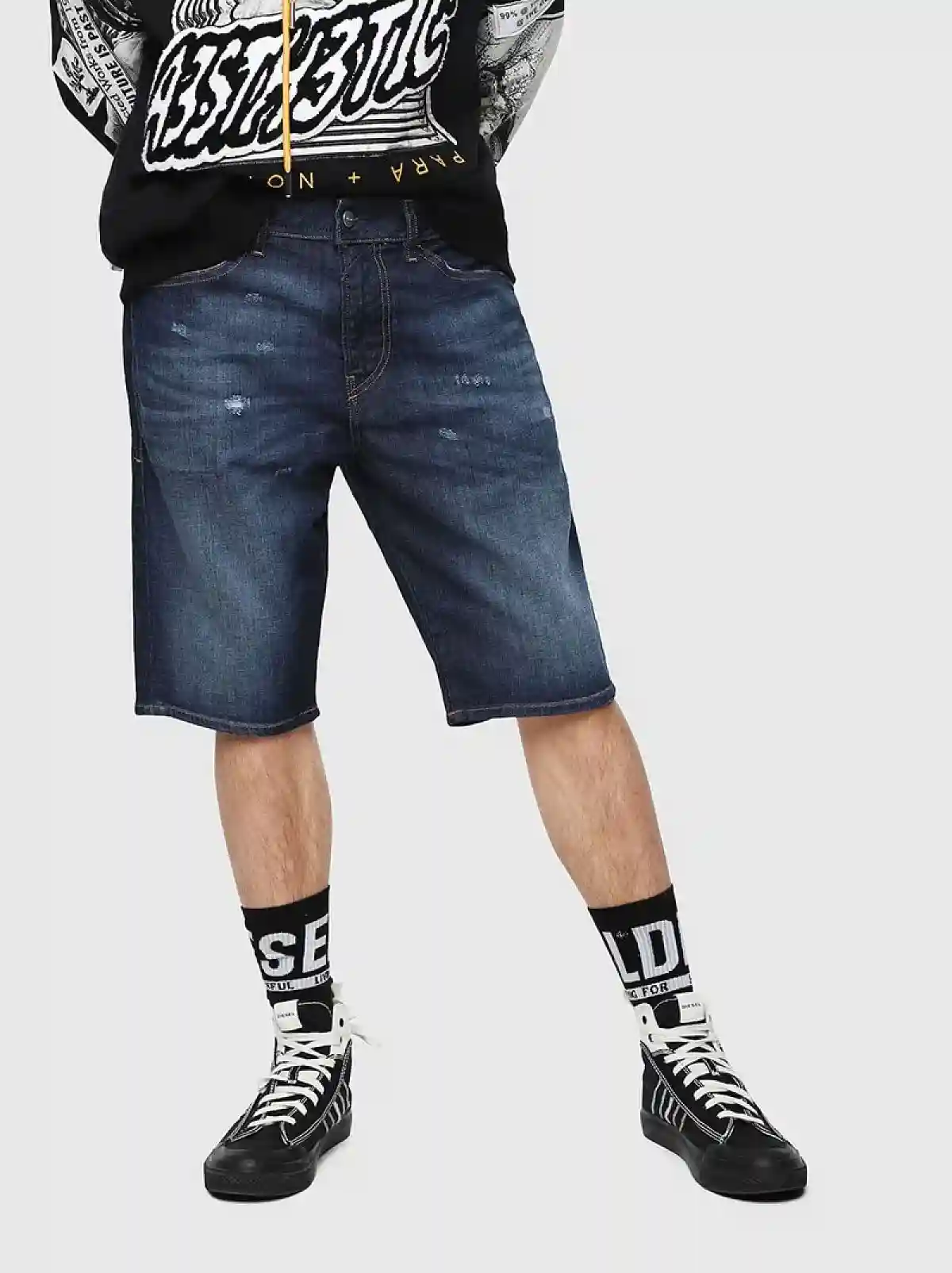 Blue Slim shorts in denim with abrasions