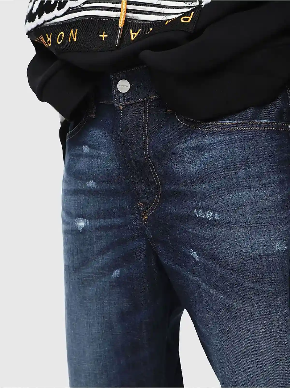 Blue Slim shorts in denim with abrasions