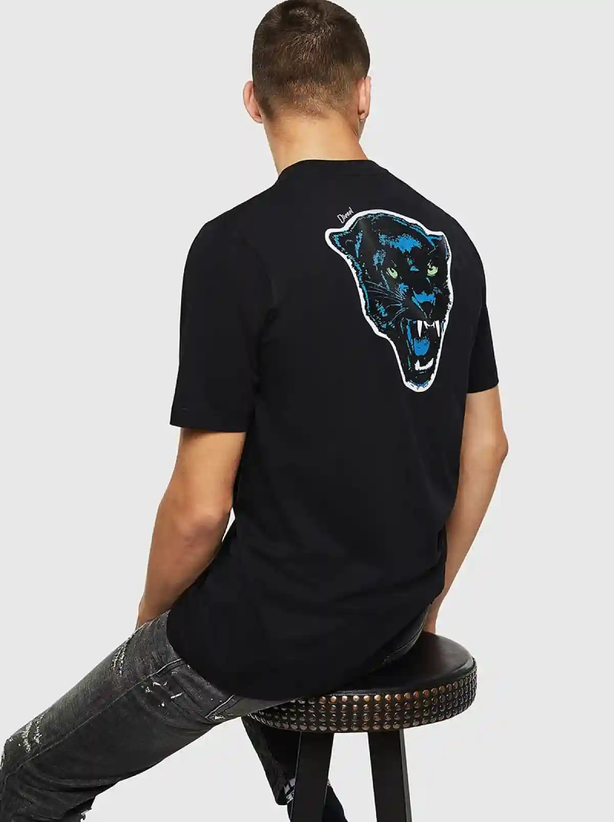 Black T-shirt with rear wild cat print