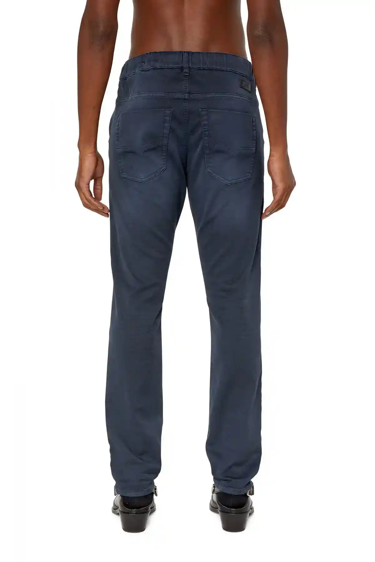 https://cdn.fynd.com/v2/falling-surf-7c8bb8/fyprod/wrkr/products/pictures/item/free/original/diesel/A00088-0670M8IE/1/70HBp1T8sT-410279568035_2_4515.webp