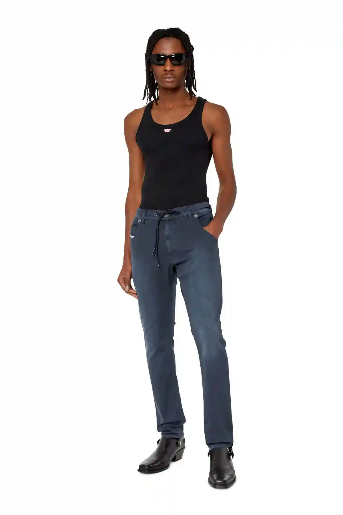 https://cdn.fynd.com/v2/falling-surf-7c8bb8/fyprod/wrkr/products/pictures/item/free/original/diesel/A00088-0670M8IE/4/qIAjNgqwOc-410279568035_5_3907.webp