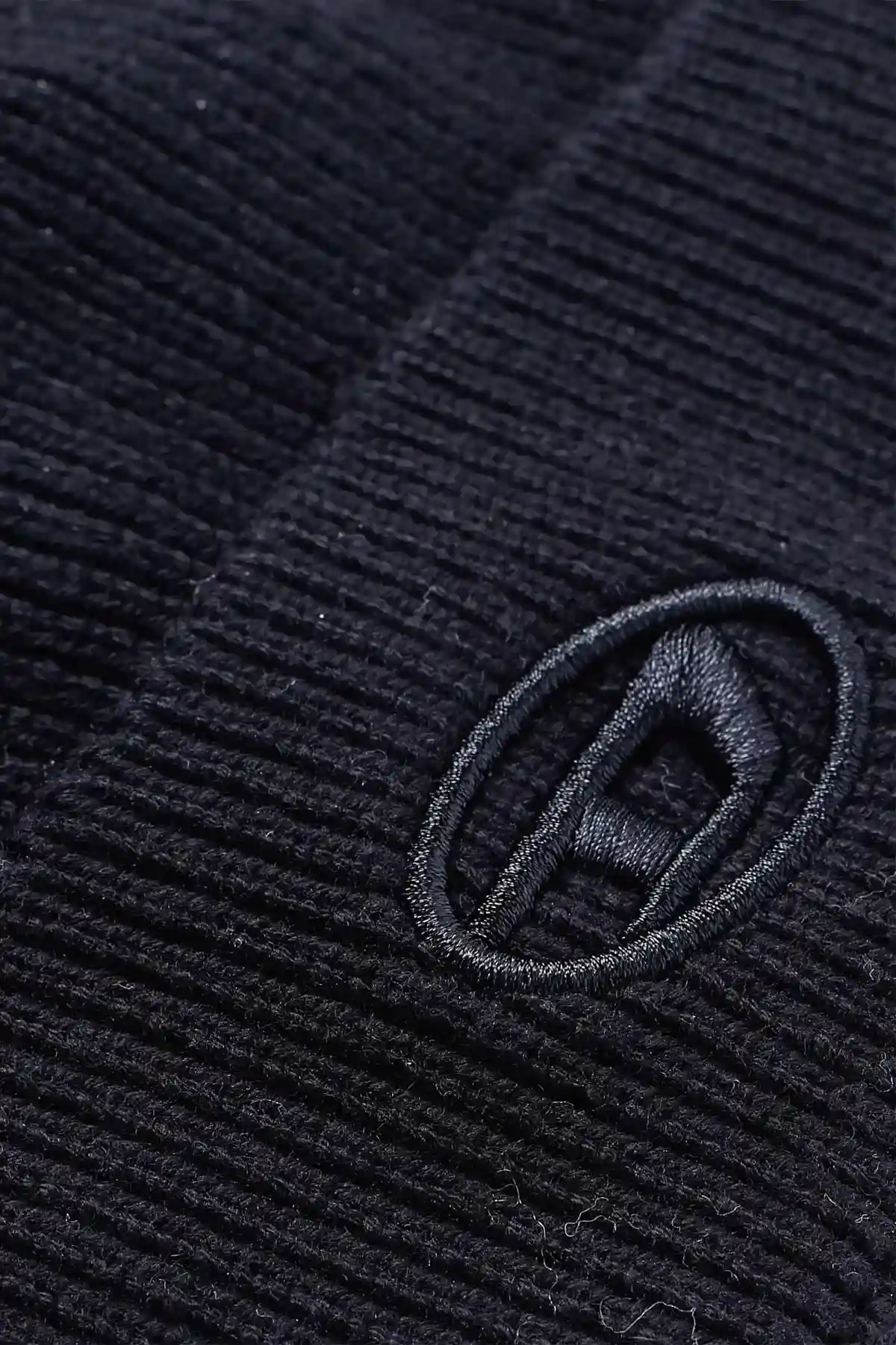 Black Ribbed beanie with D embroidery