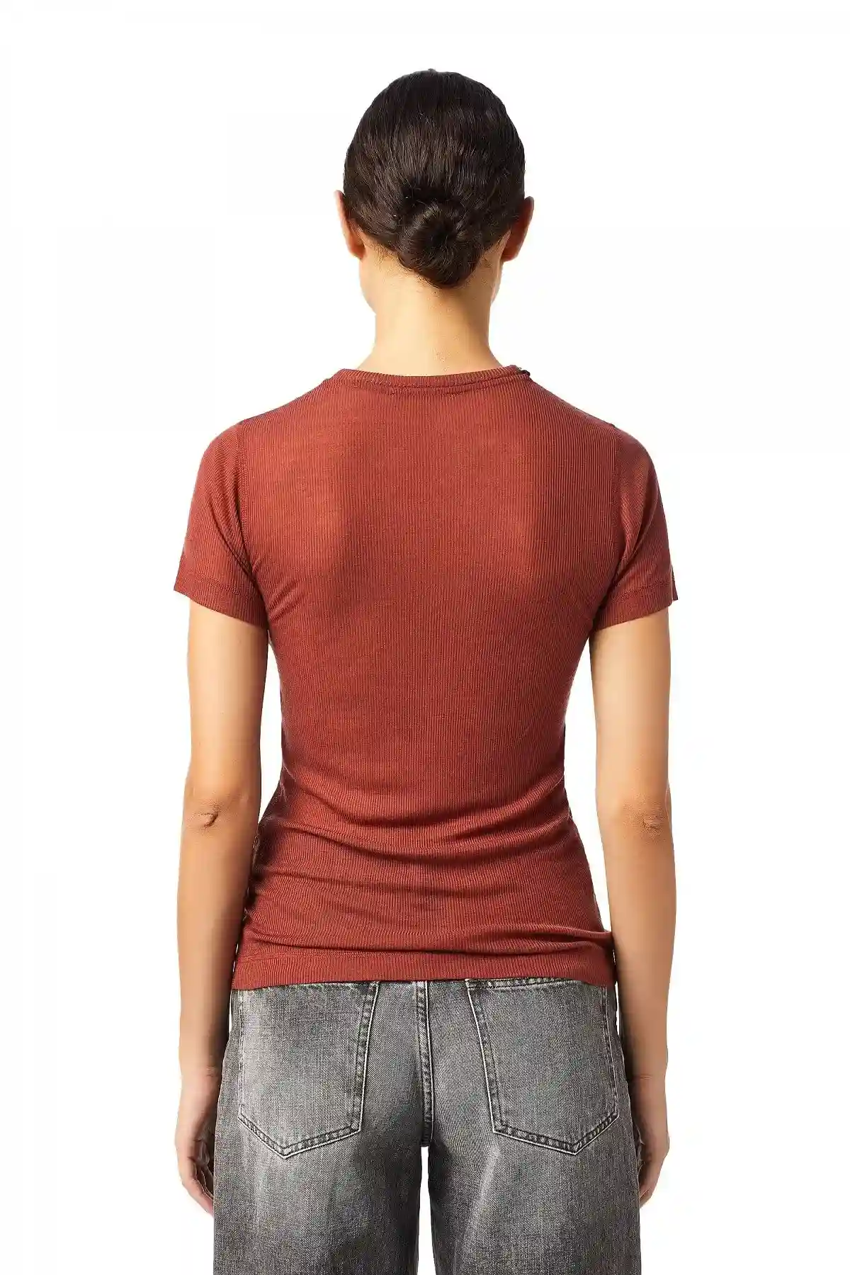 Brown Ribbed top with chain necklace
