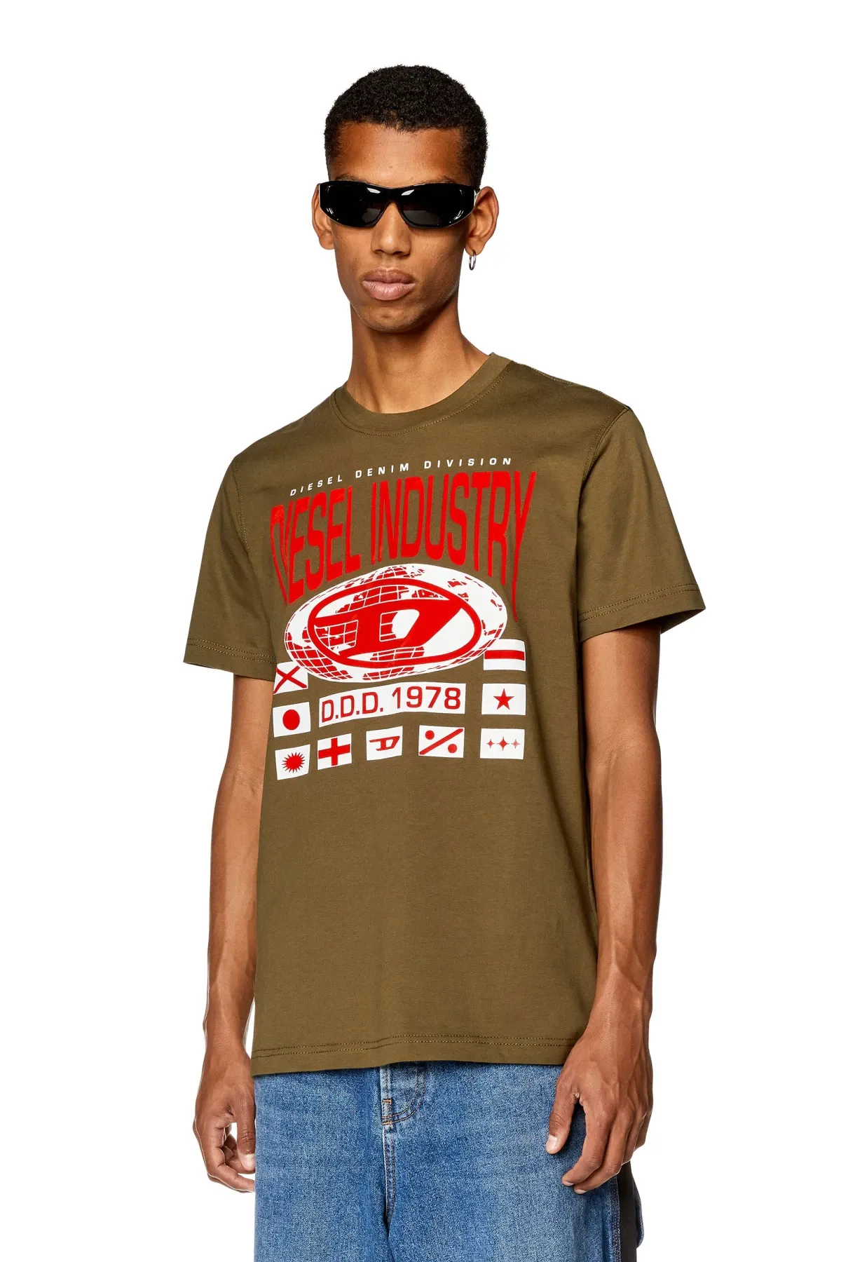 Green T-shirt with globe oval D print