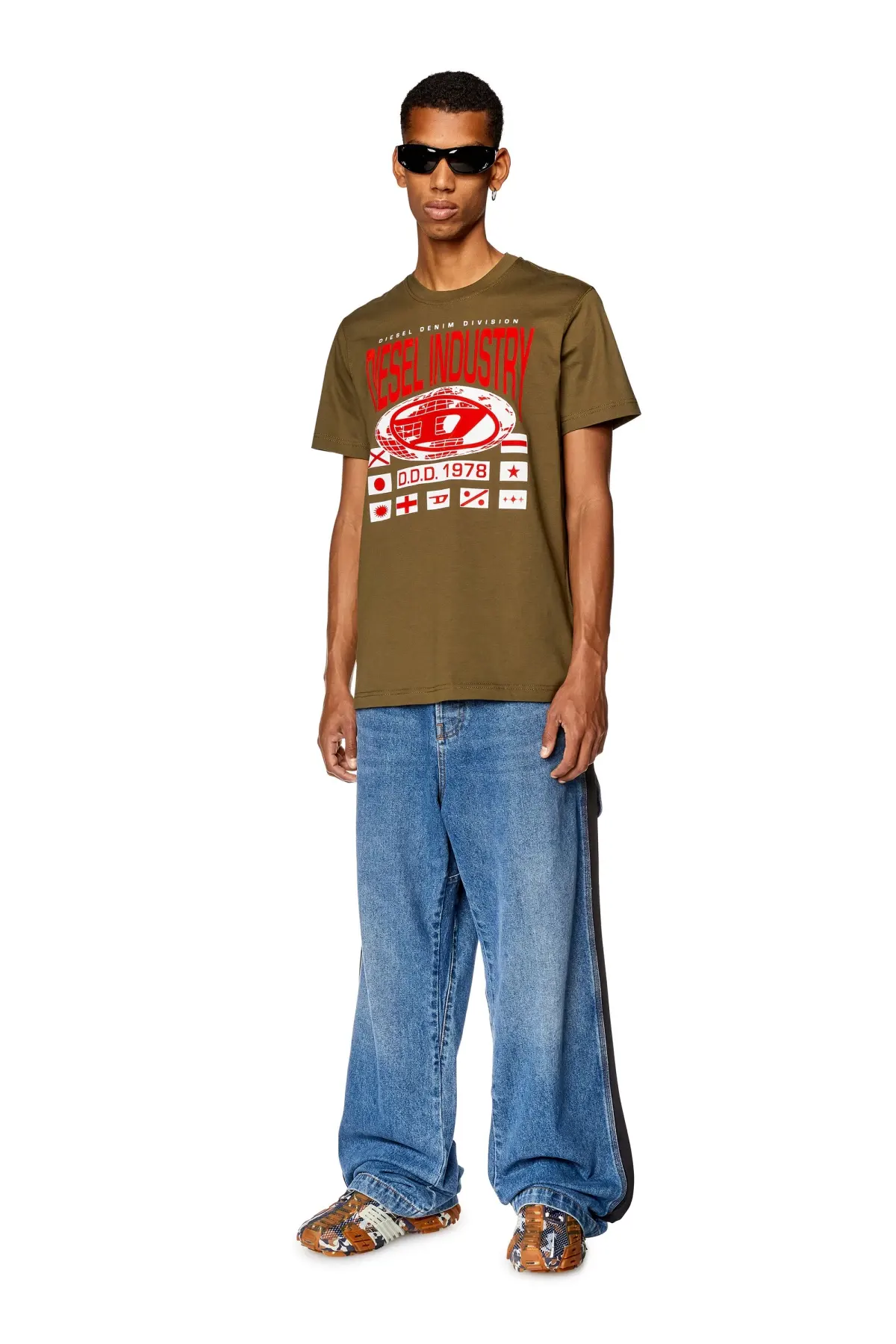 Green T-shirt with globe oval D print