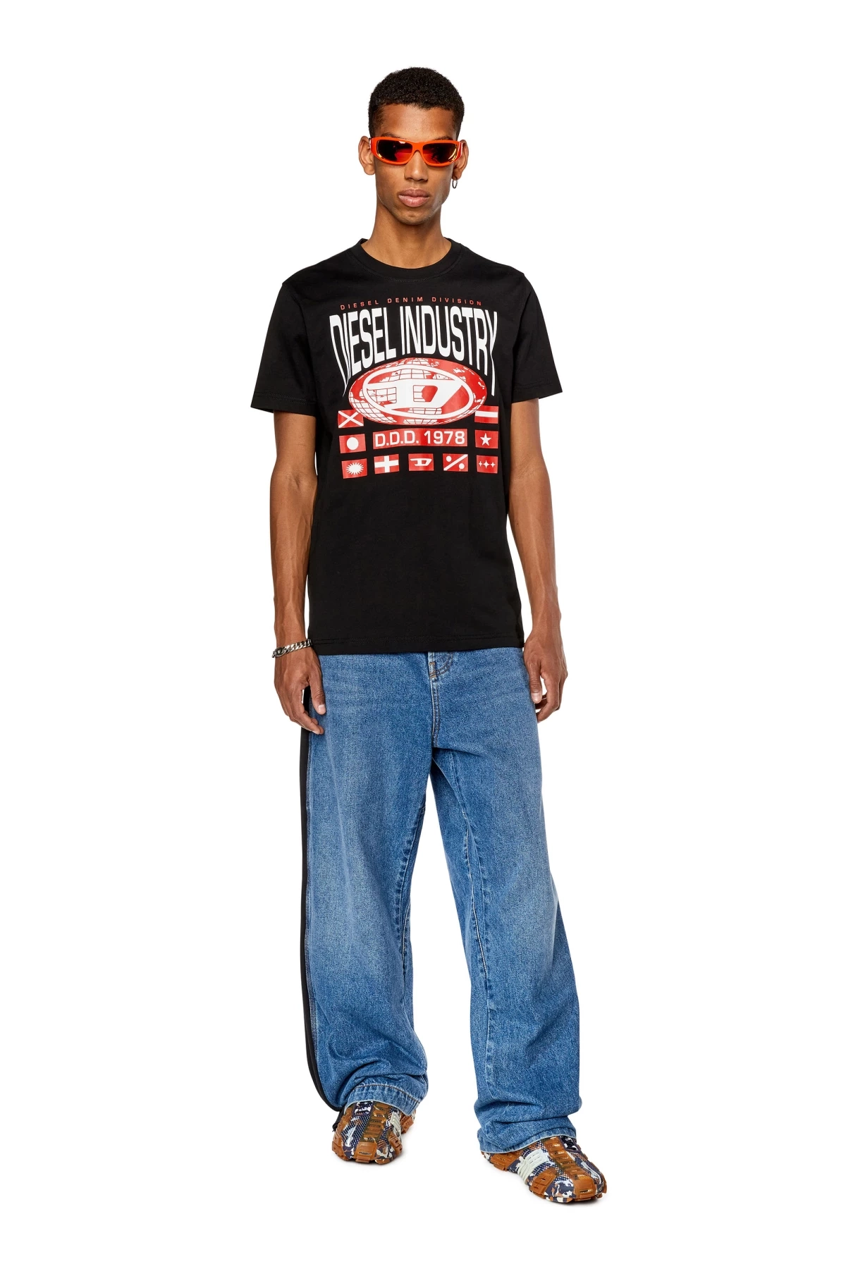 Black T-shirt with globe oval D print