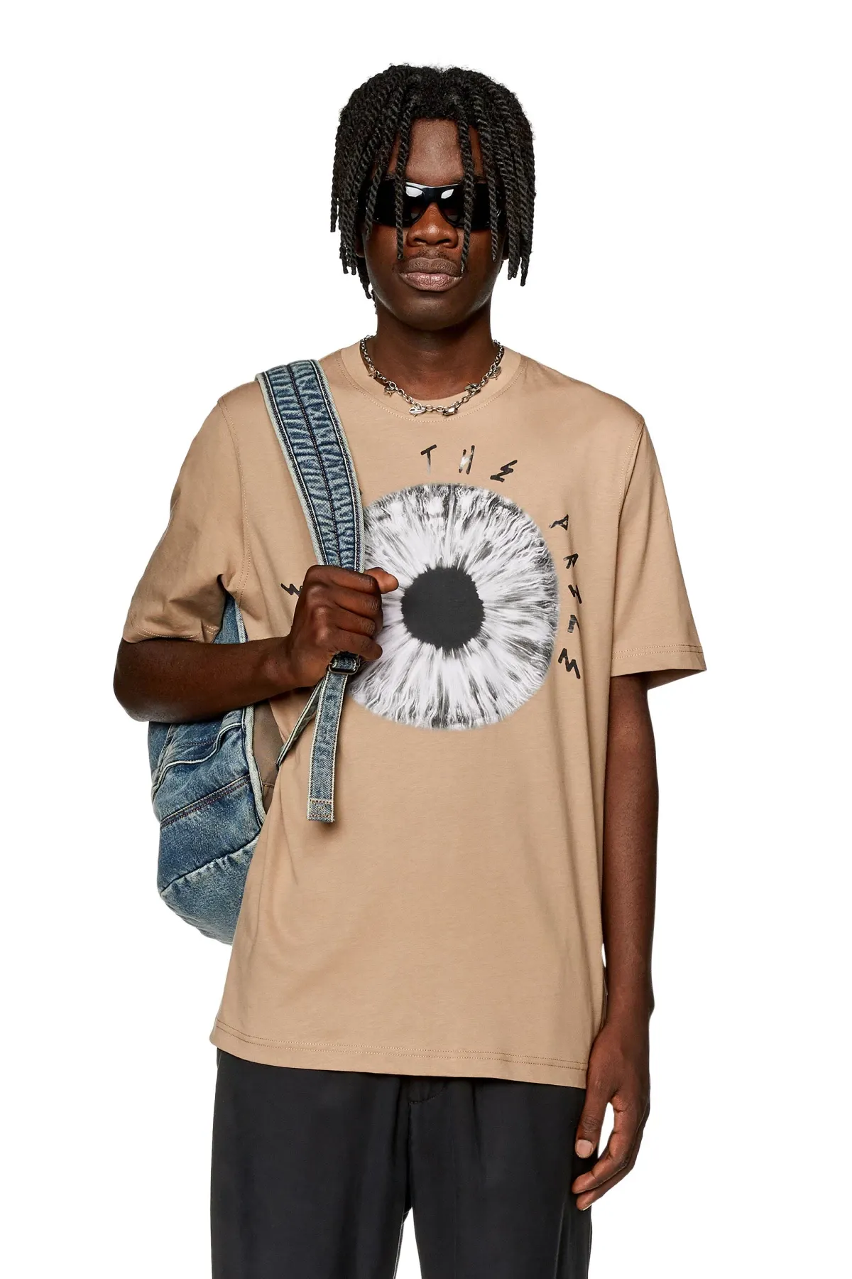 Beige T-shirt with Eye on the Prize print