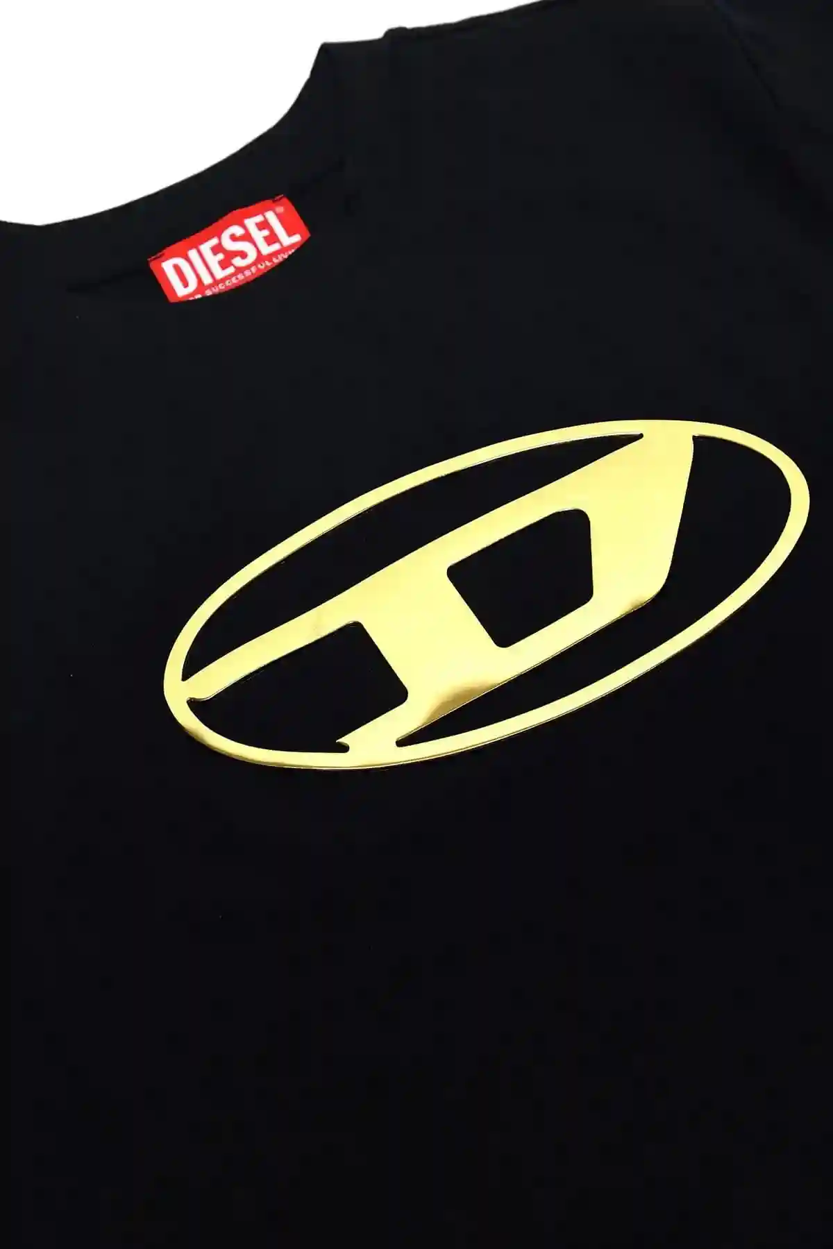 Black T-shirt with metallic oval D logo
