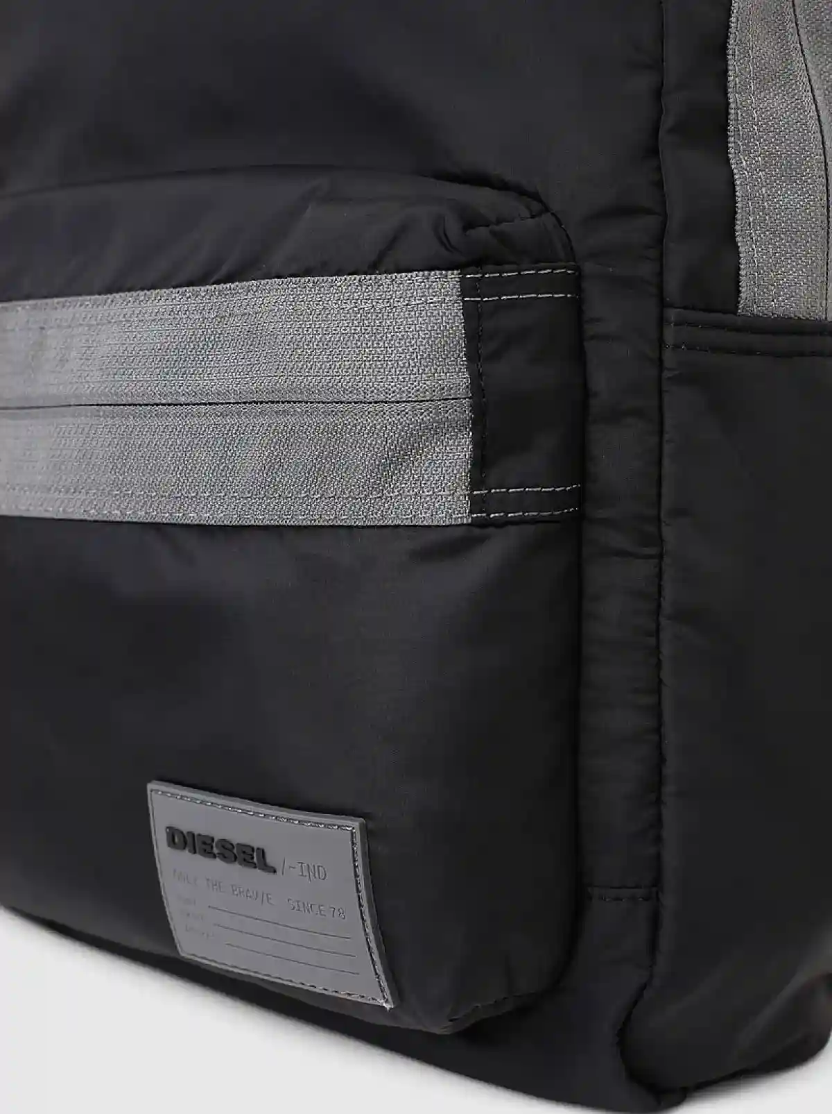 https://cdn.fynd.com/v2/falling-surf-7c8bb8/fyprod/wrkr/products/pictures/item/free/original/diesel/X06264PR230T8013/3/K9Vk3J_VE0-410220880001_4.webp