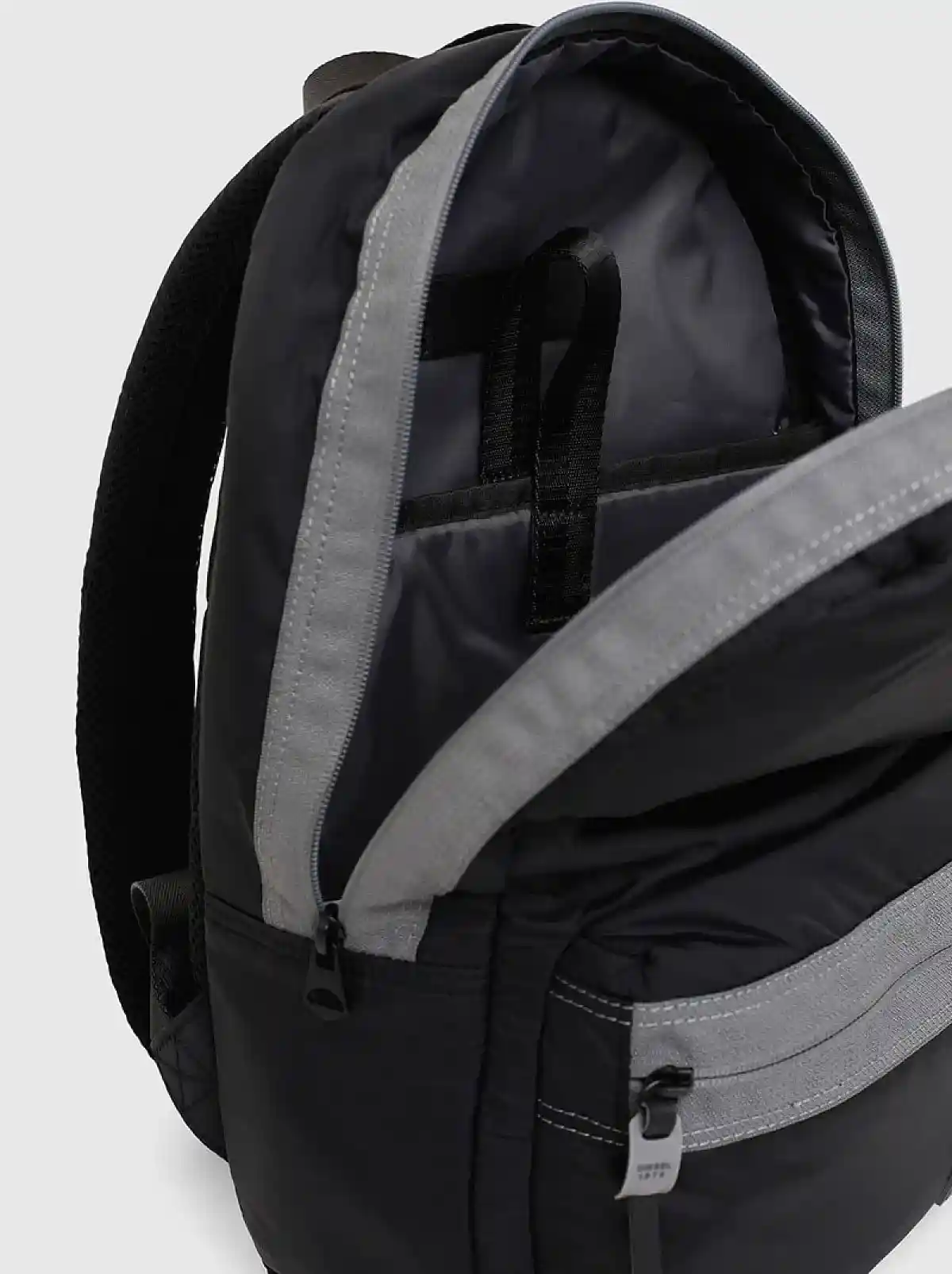 https://cdn.fynd.com/v2/falling-surf-7c8bb8/fyprod/wrkr/products/pictures/item/free/original/diesel/X06264PR230T8013/4/JEIe1H9ELX-410220880001_5.webp
