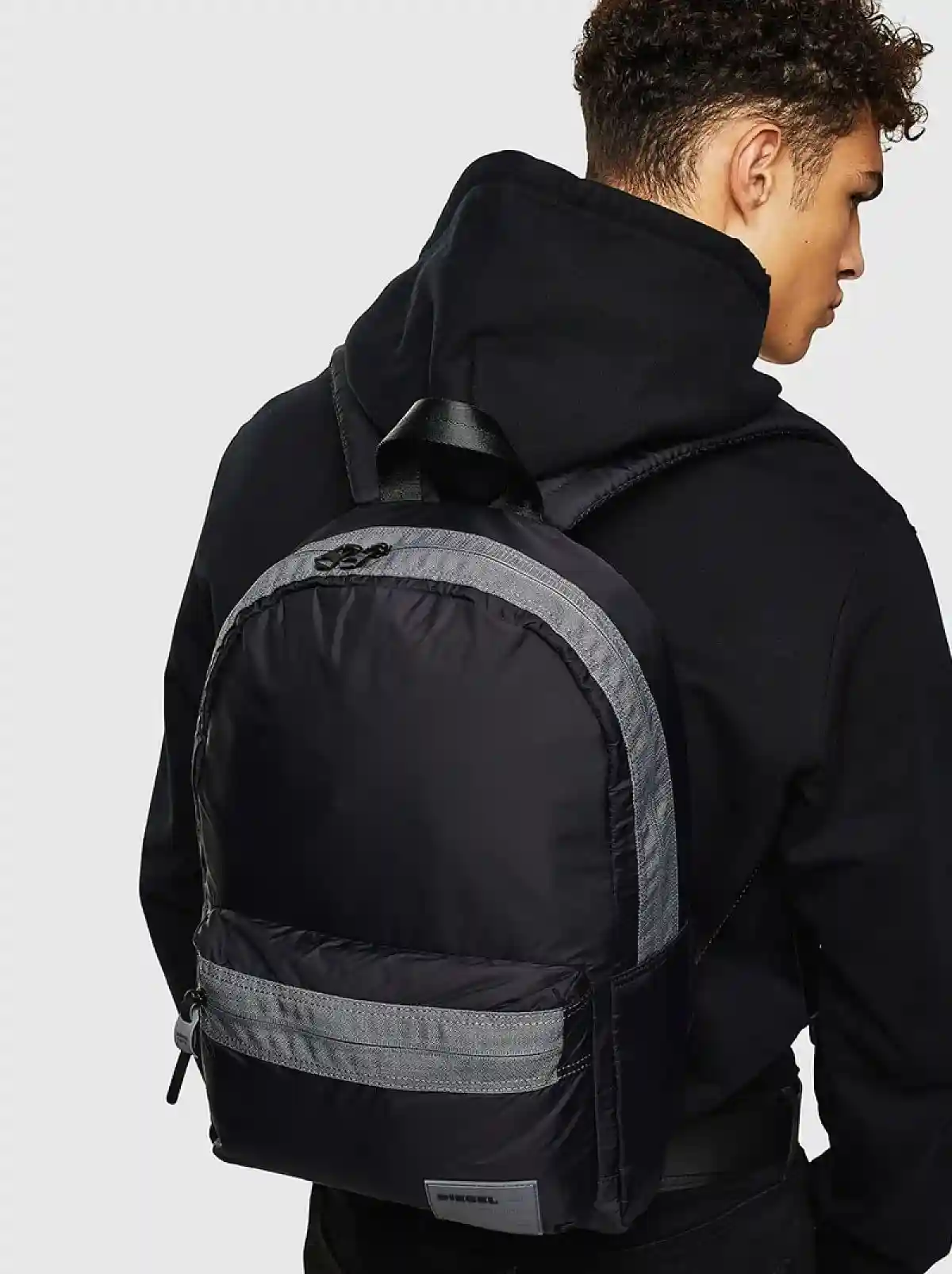 https://cdn.fynd.com/v2/falling-surf-7c8bb8/fyprod/wrkr/products/pictures/item/free/original/diesel/X06264PR230T8013/5/uFTs00UQaw-410220880001_6.webp
