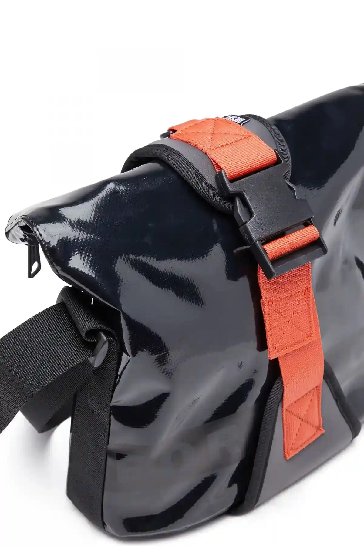 Black Trap Fill Shoulder S-Rolltop crossbody in tarpaulin