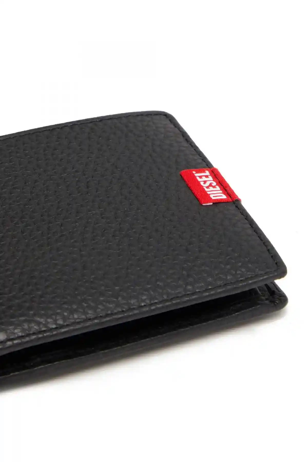Black Bi-fold wallet in grainy leather