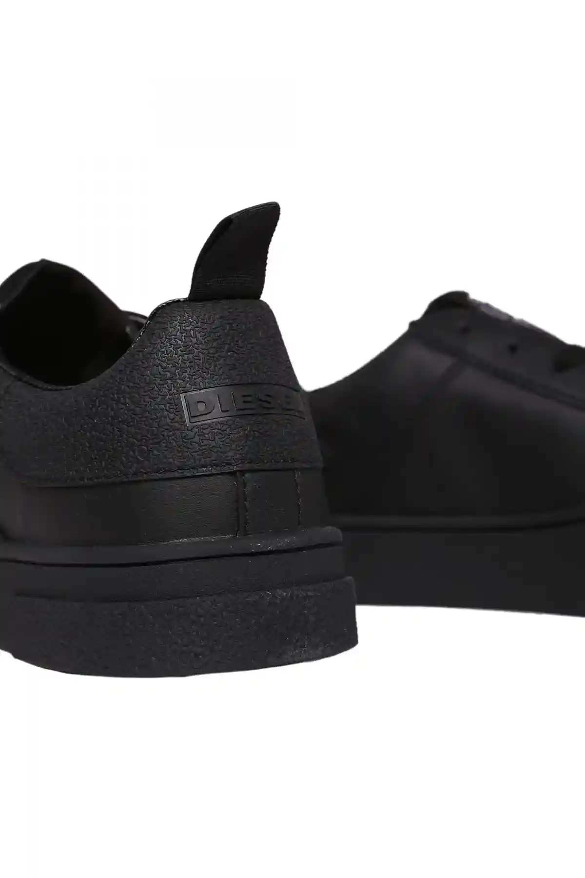 Black Sneakers in leather with mohawk logo