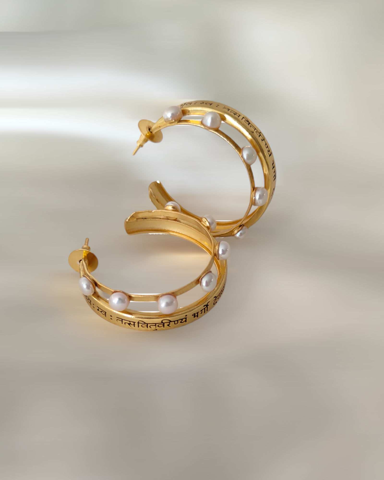 THE MANTRA PEARL HOOP