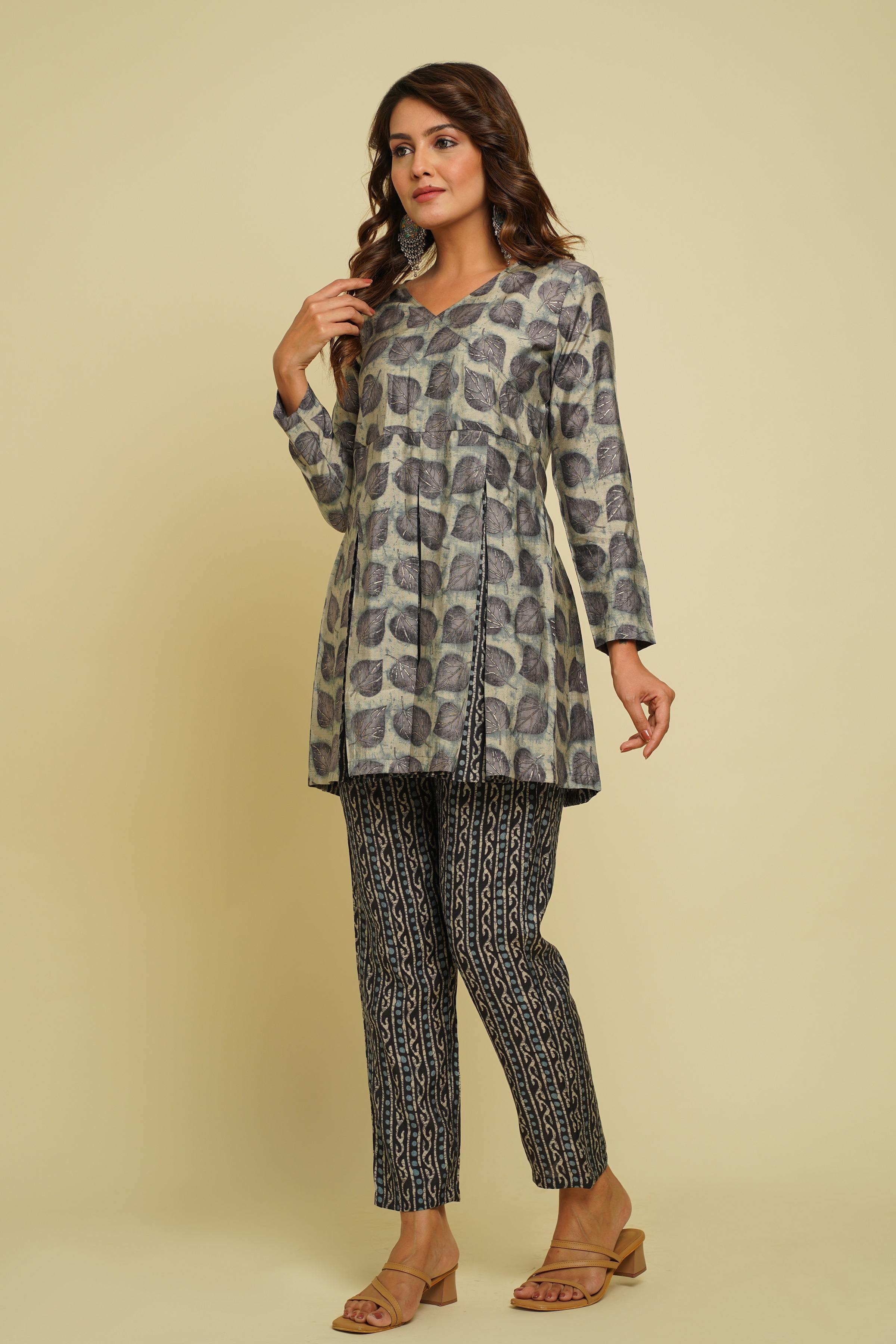 BEAUTIFUL GREY PRINTED V-NECK DESIGN CO-ORD SET