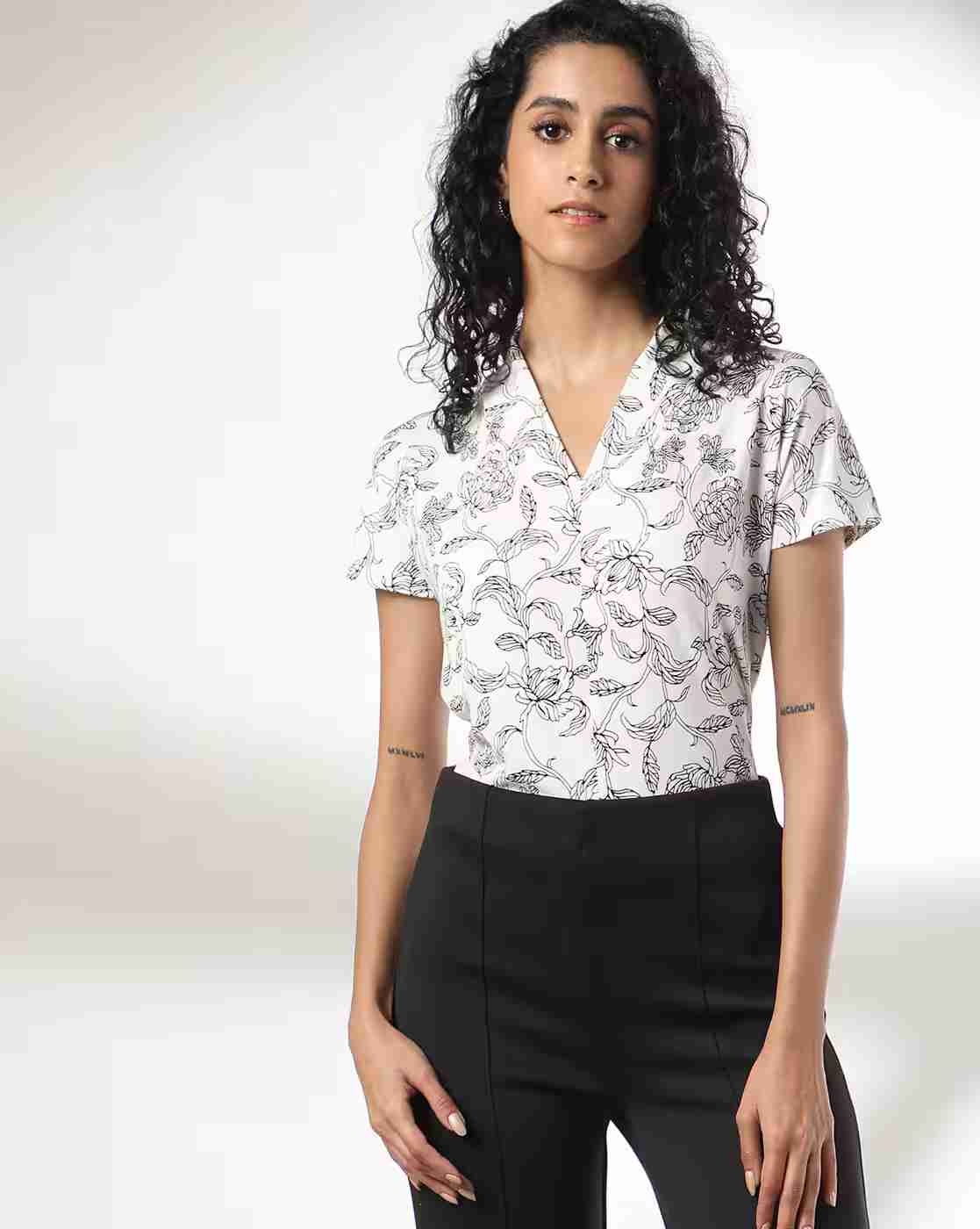 Women Floral Print Regular Fit V-Neck Top