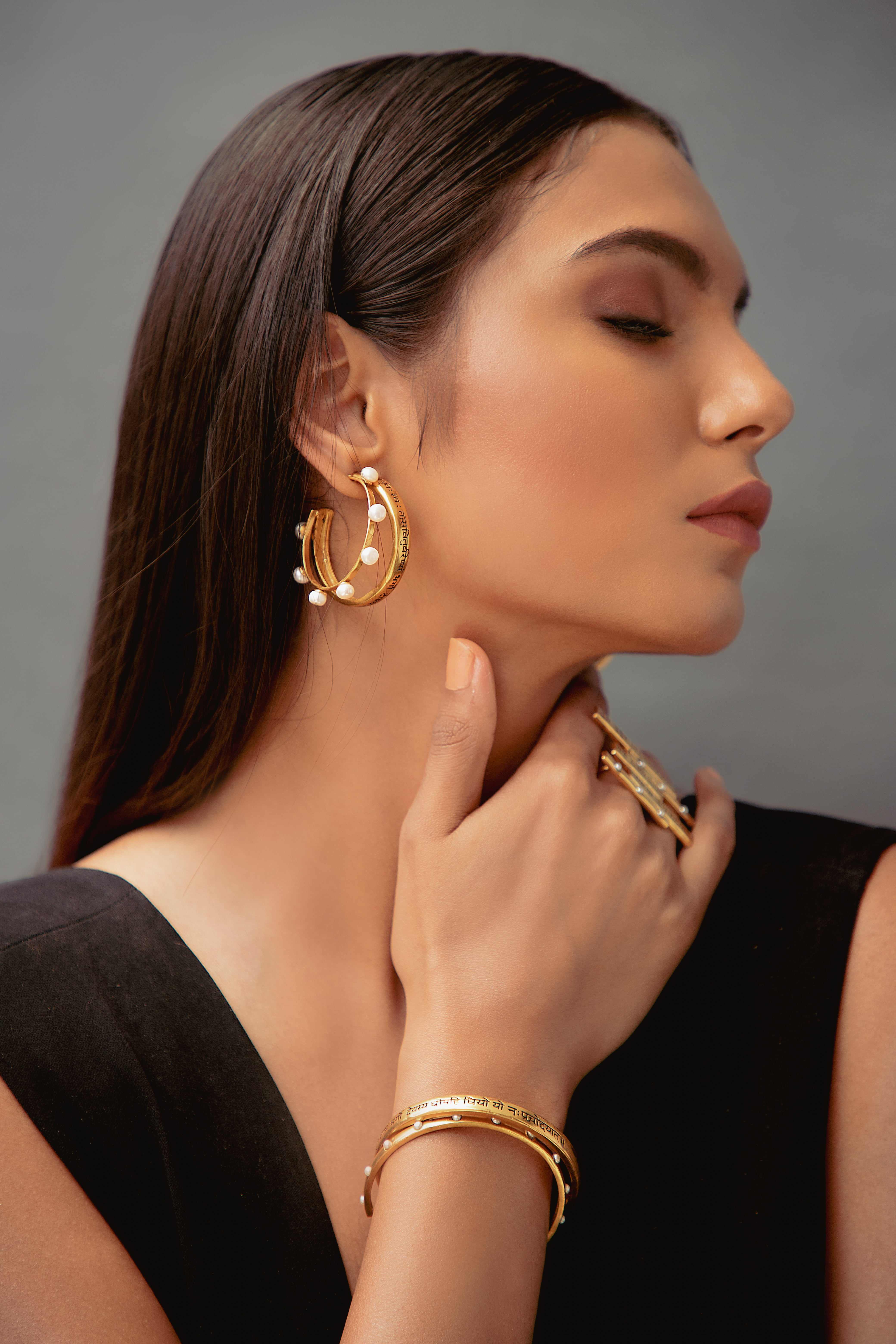 THE MANTRA PEARL HOOP