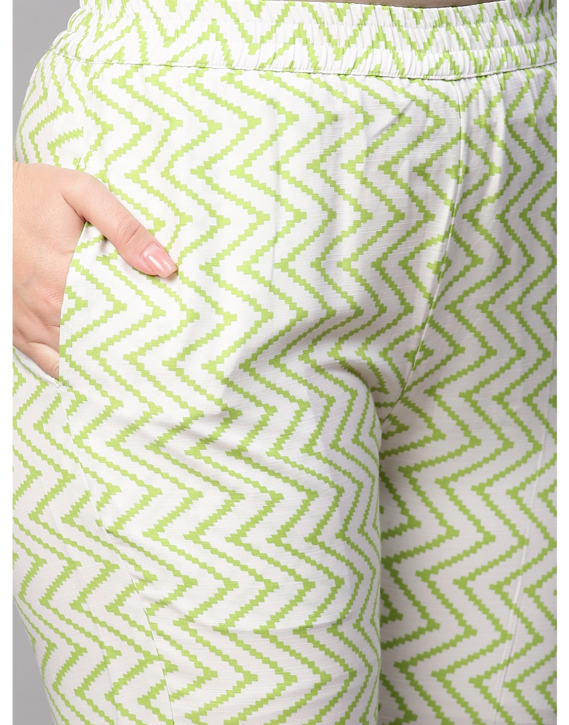 GoSriKi | GoSriKi Women Green Straight Printed Kurta With Trouser 5