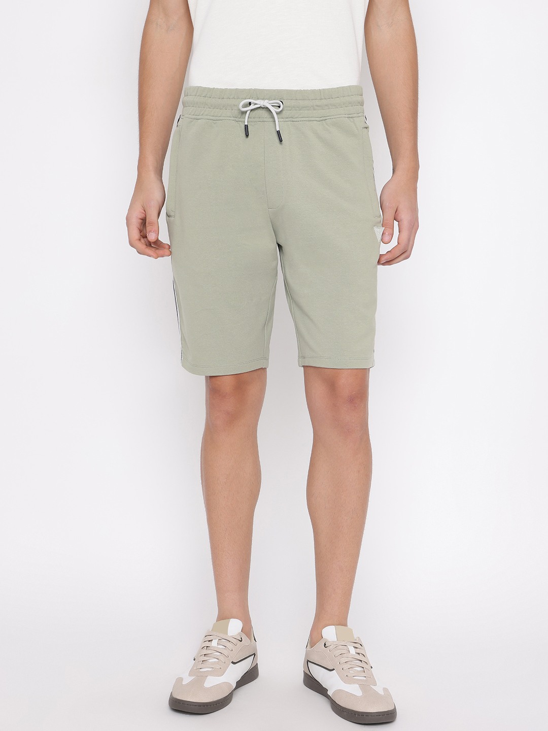 Guess Men's Green Solid Mid-Rise Regular Fit Shorts