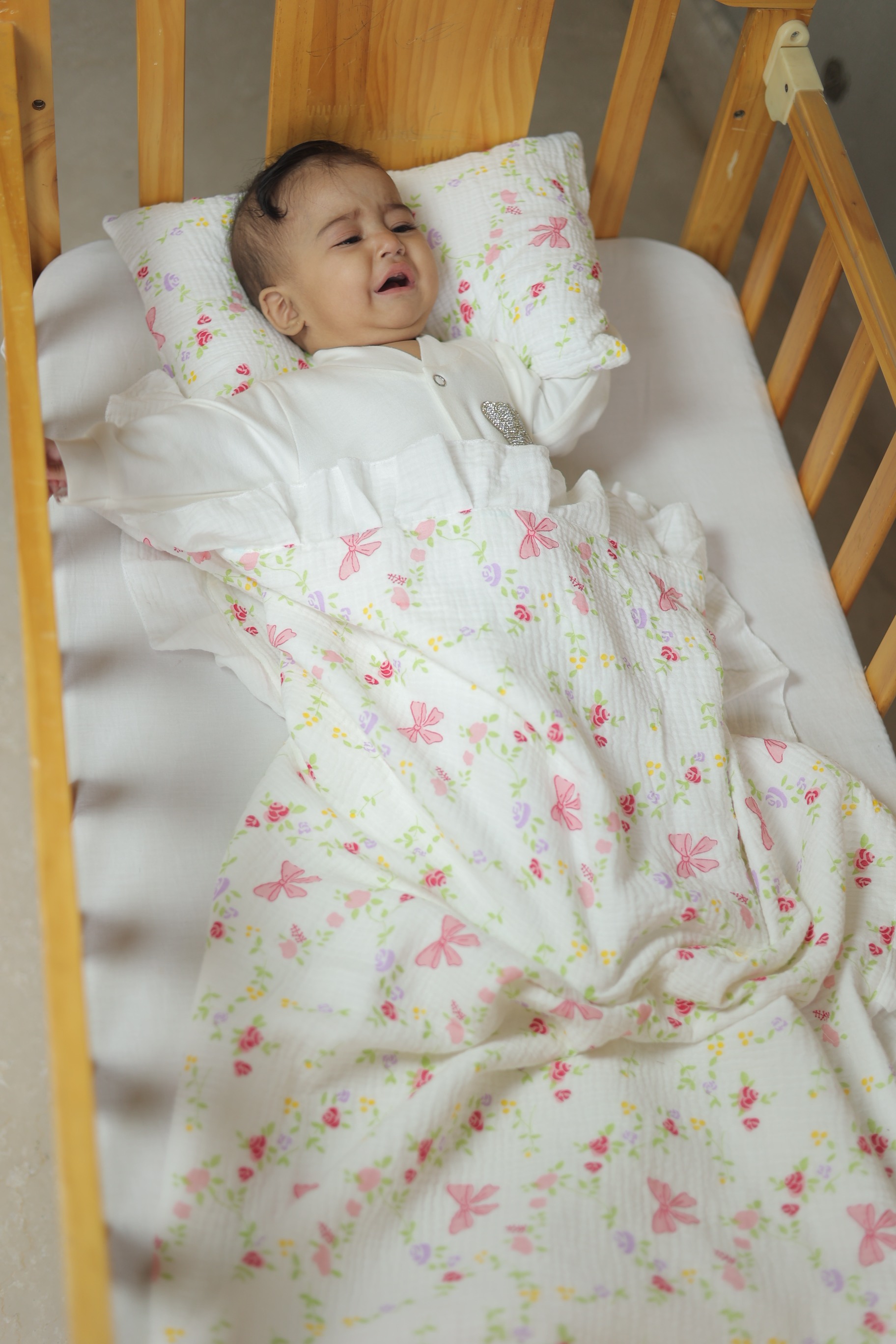 BowHug Reversible Muslin Blanket & Pillow Set