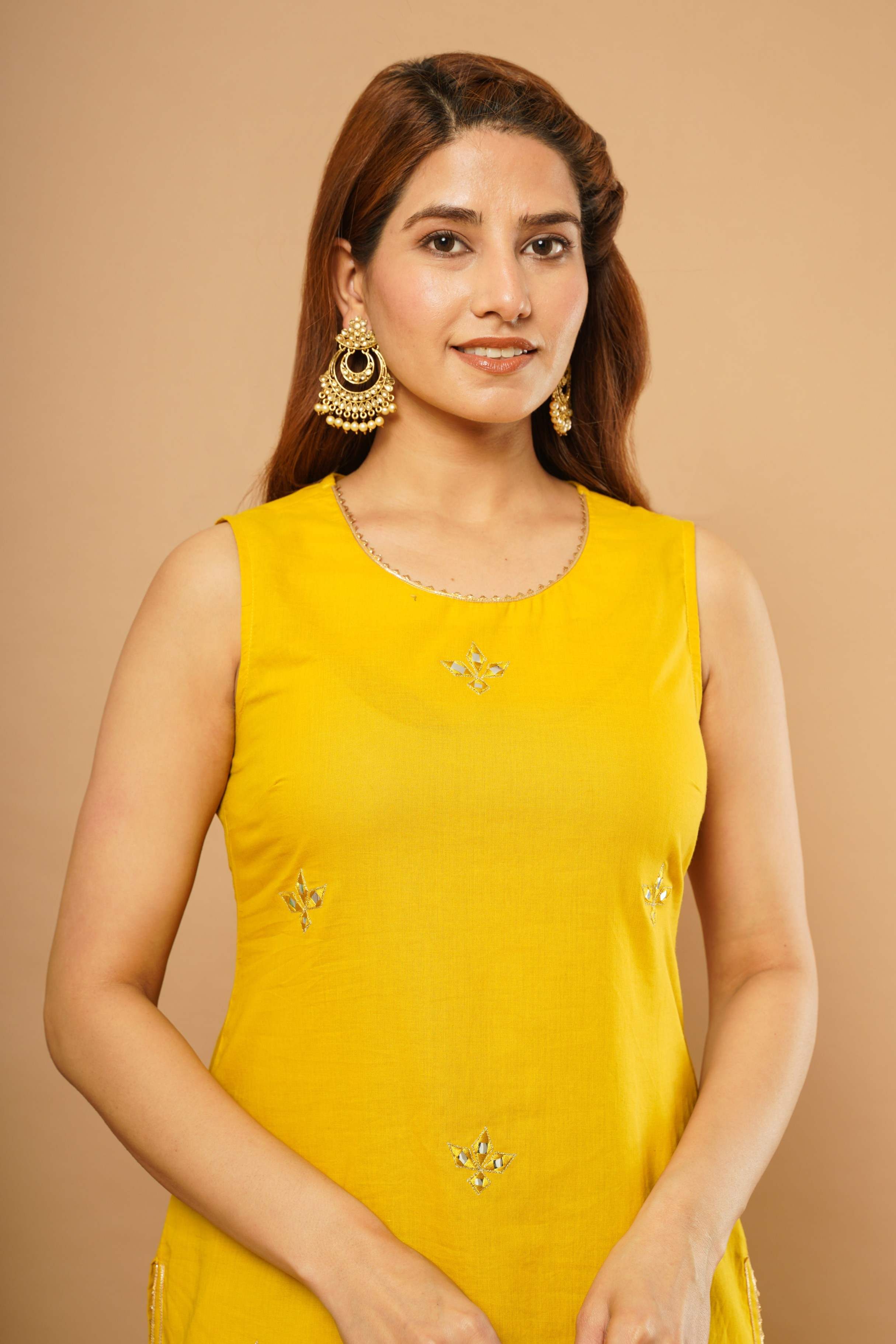 SLEVEELESS MIRROR WORK  KURTA PANT WITH  CHIFFON DUPATTA