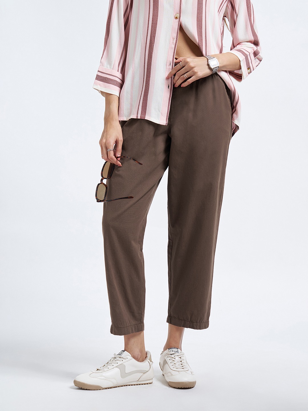 Brown Solid Cropped Pull-On Pants