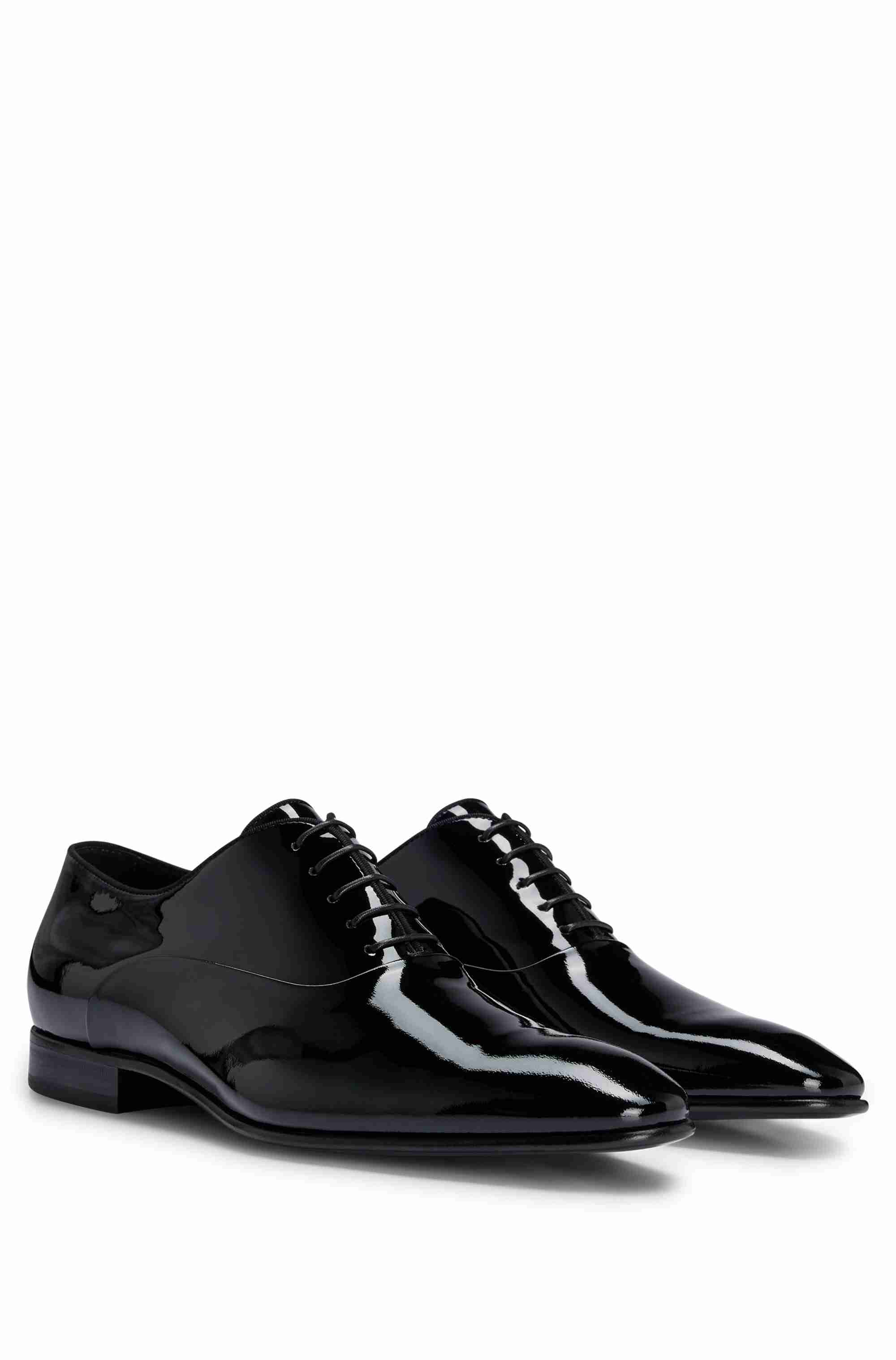 Patent leather Oxford shoes with a pointed shape