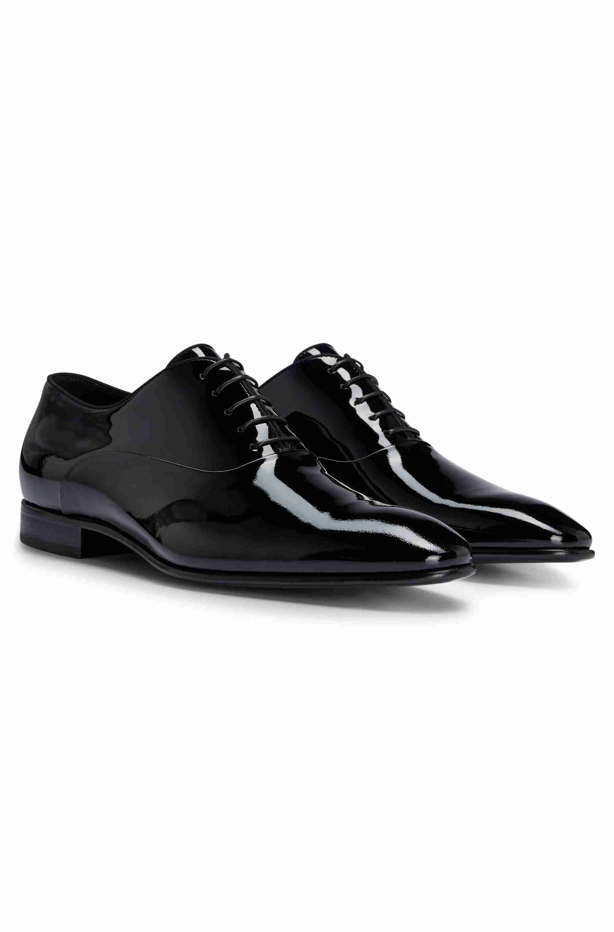 Patent leather Oxford shoes with a pointed shape