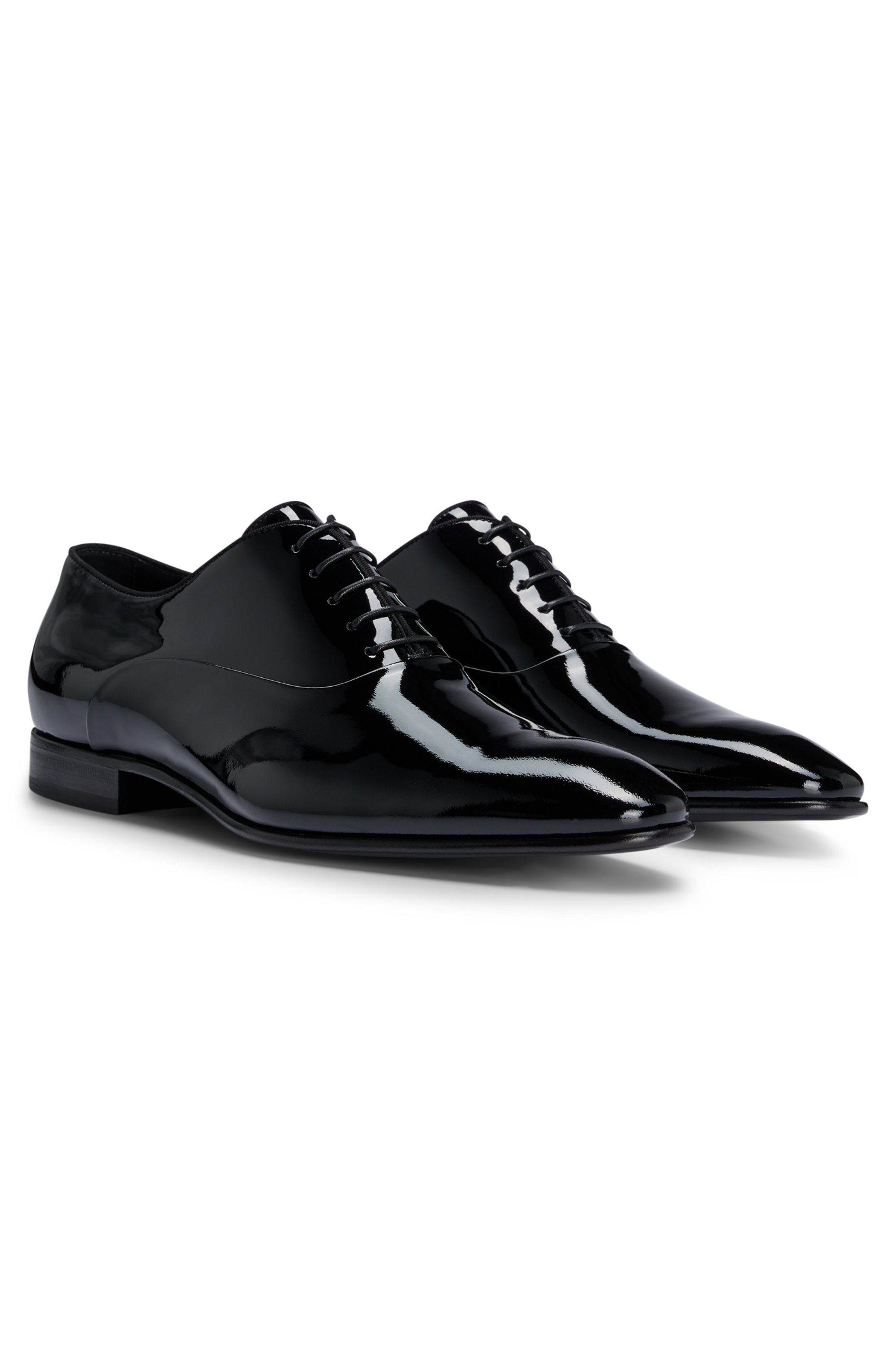 Patent leather Oxford shoes with a pointed shape