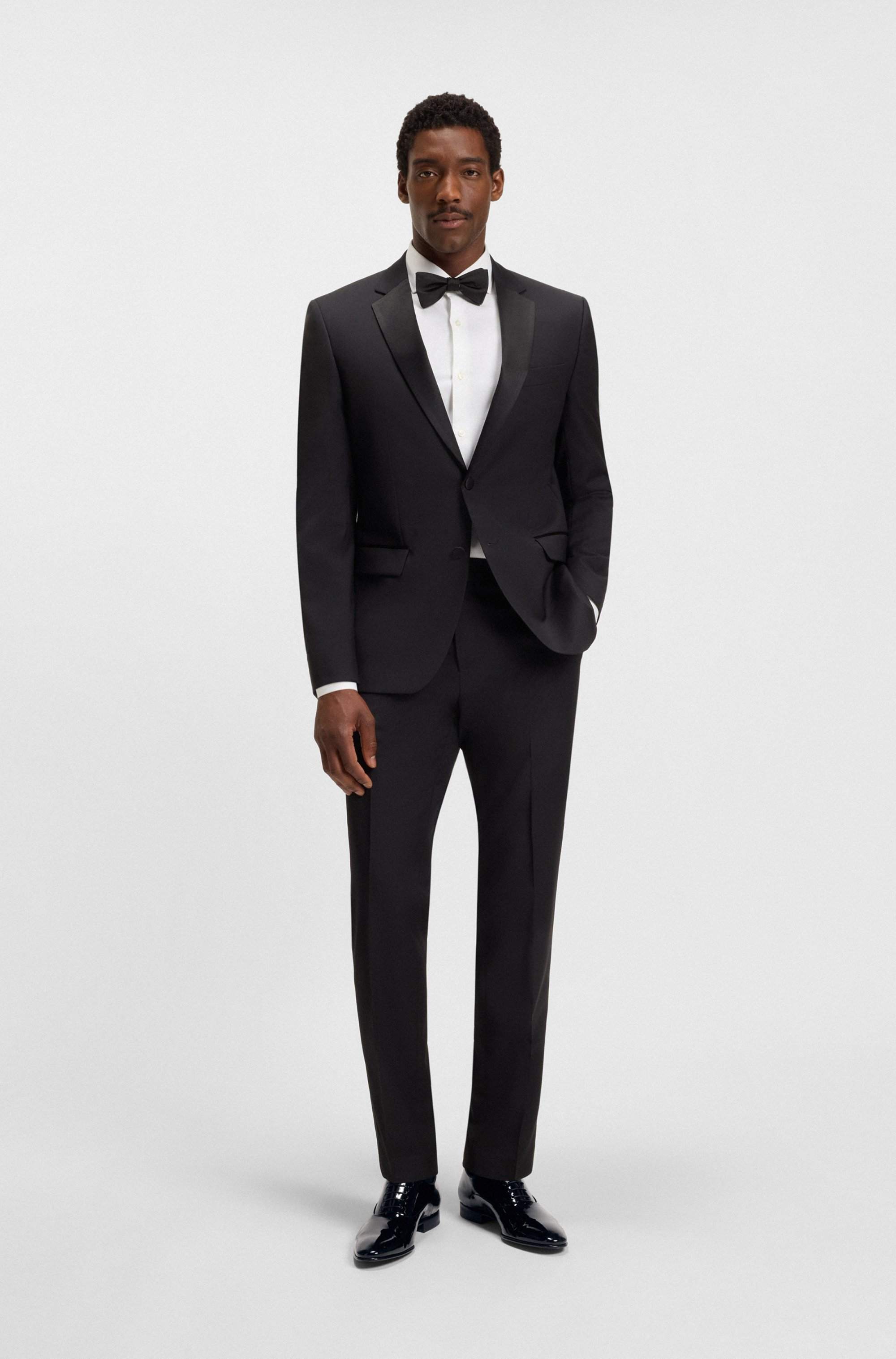 Patent leather Oxford shoes with a pointed shape