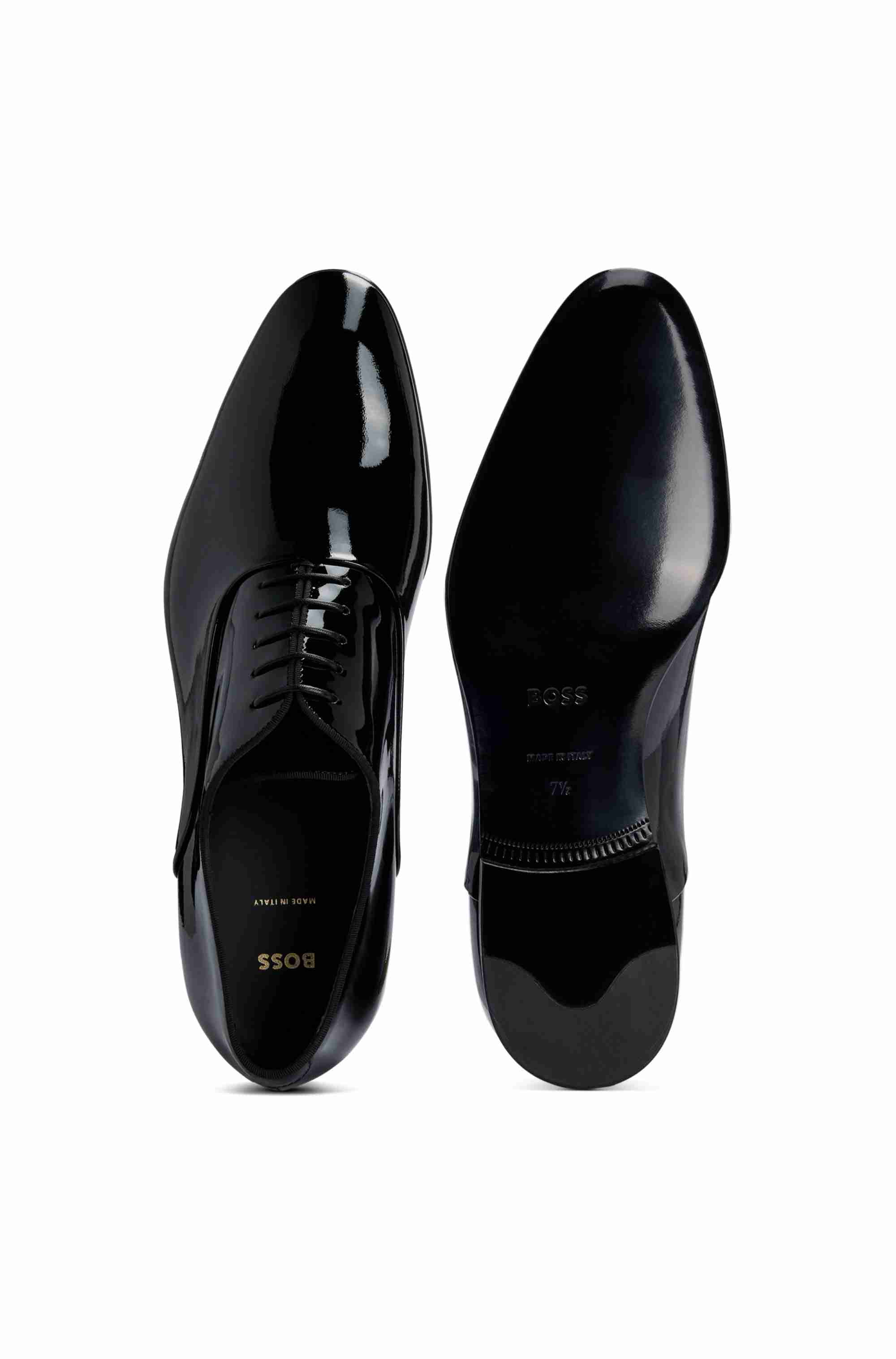 Patent leather Oxford shoes with a pointed shape