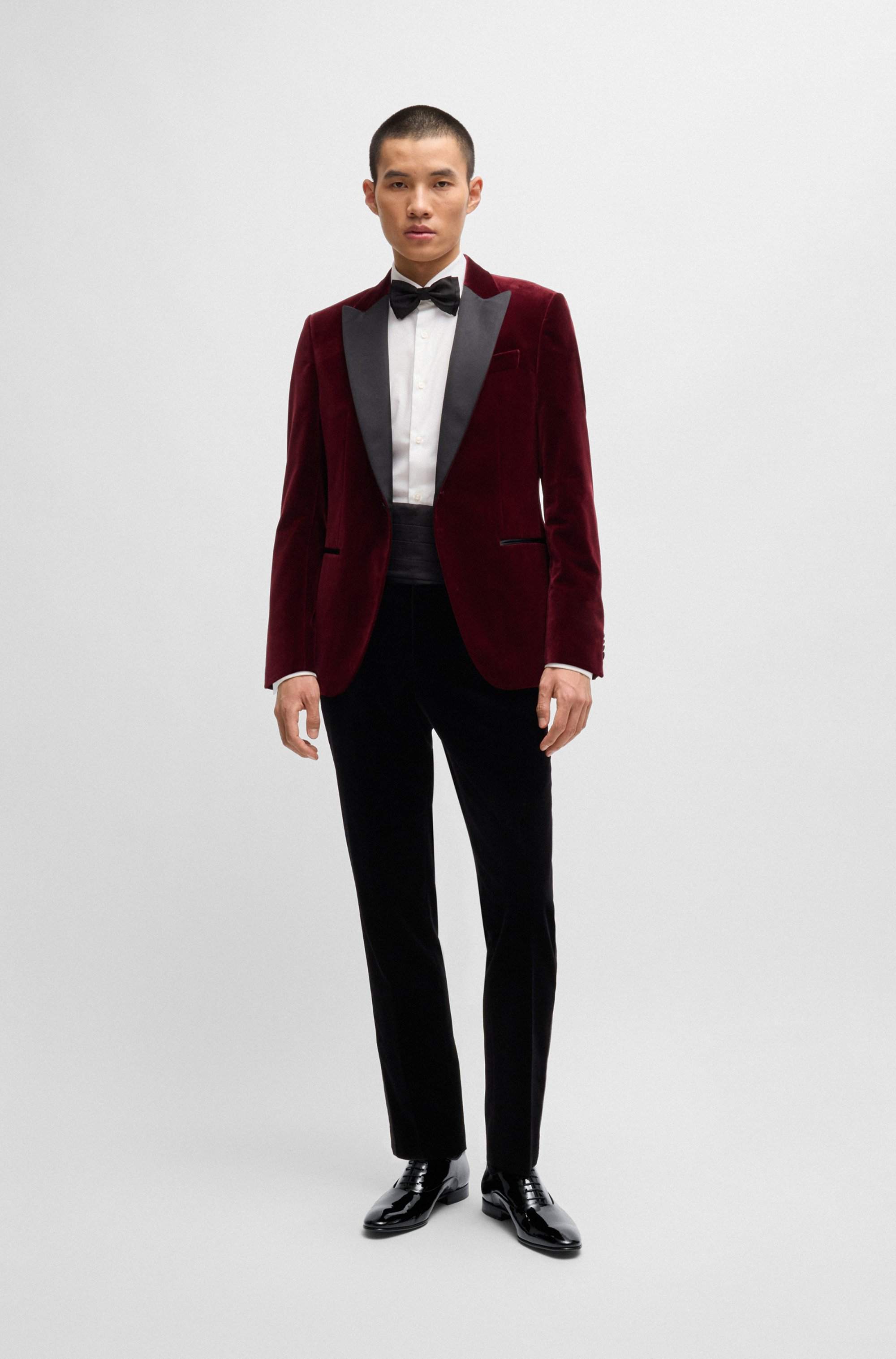 Patent leather Oxford shoes with a pointed shape