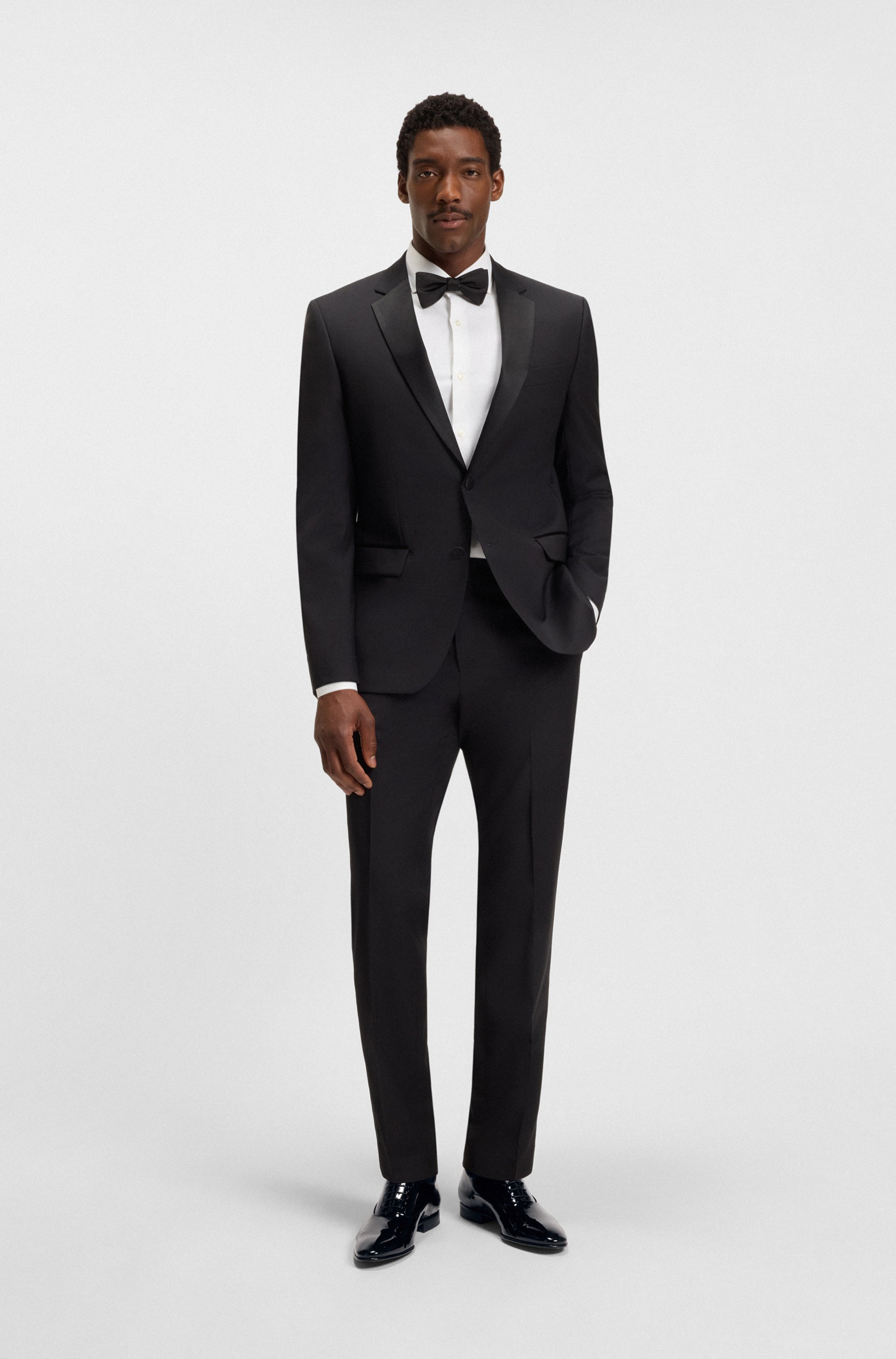 Patent leather Oxford shoes with a pointed shape