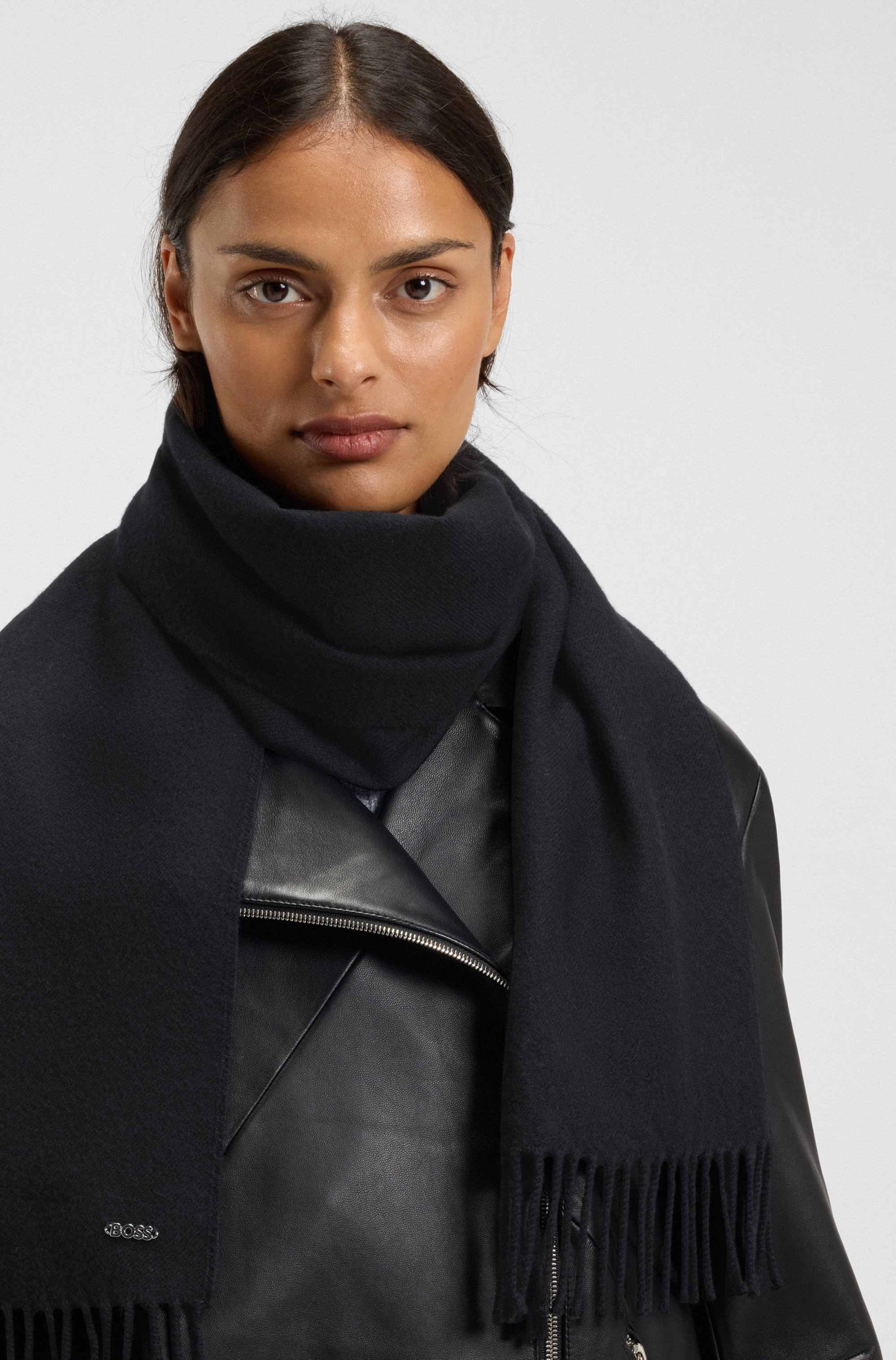 Wool scarf with logo rivet