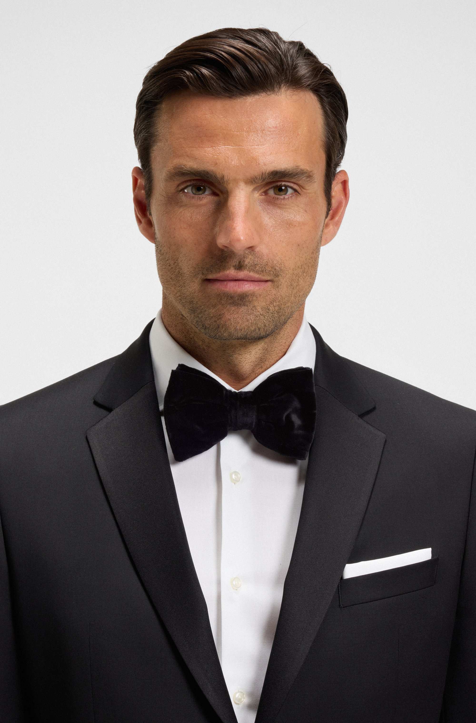 Pre-tied bow tie in cotton velvet