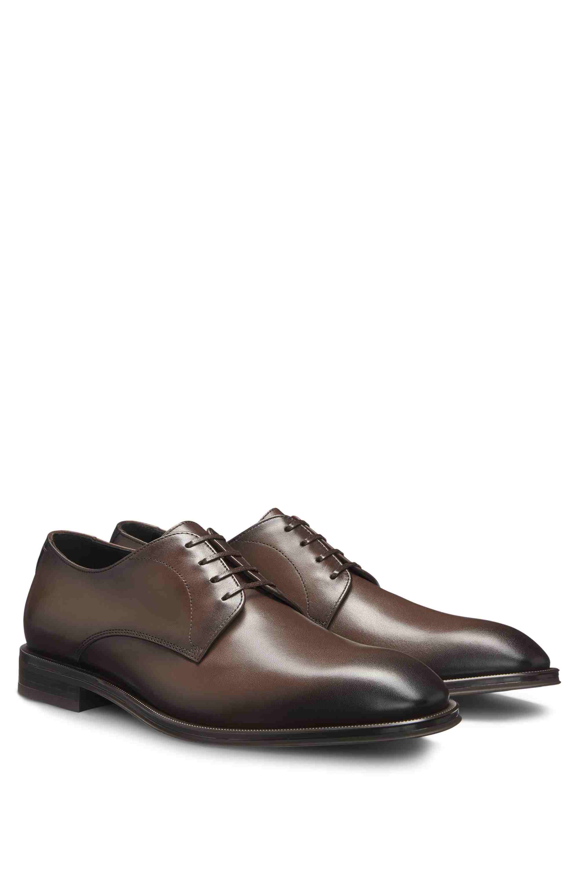 Italian-made Derby shoes in leather with ornamental stitching