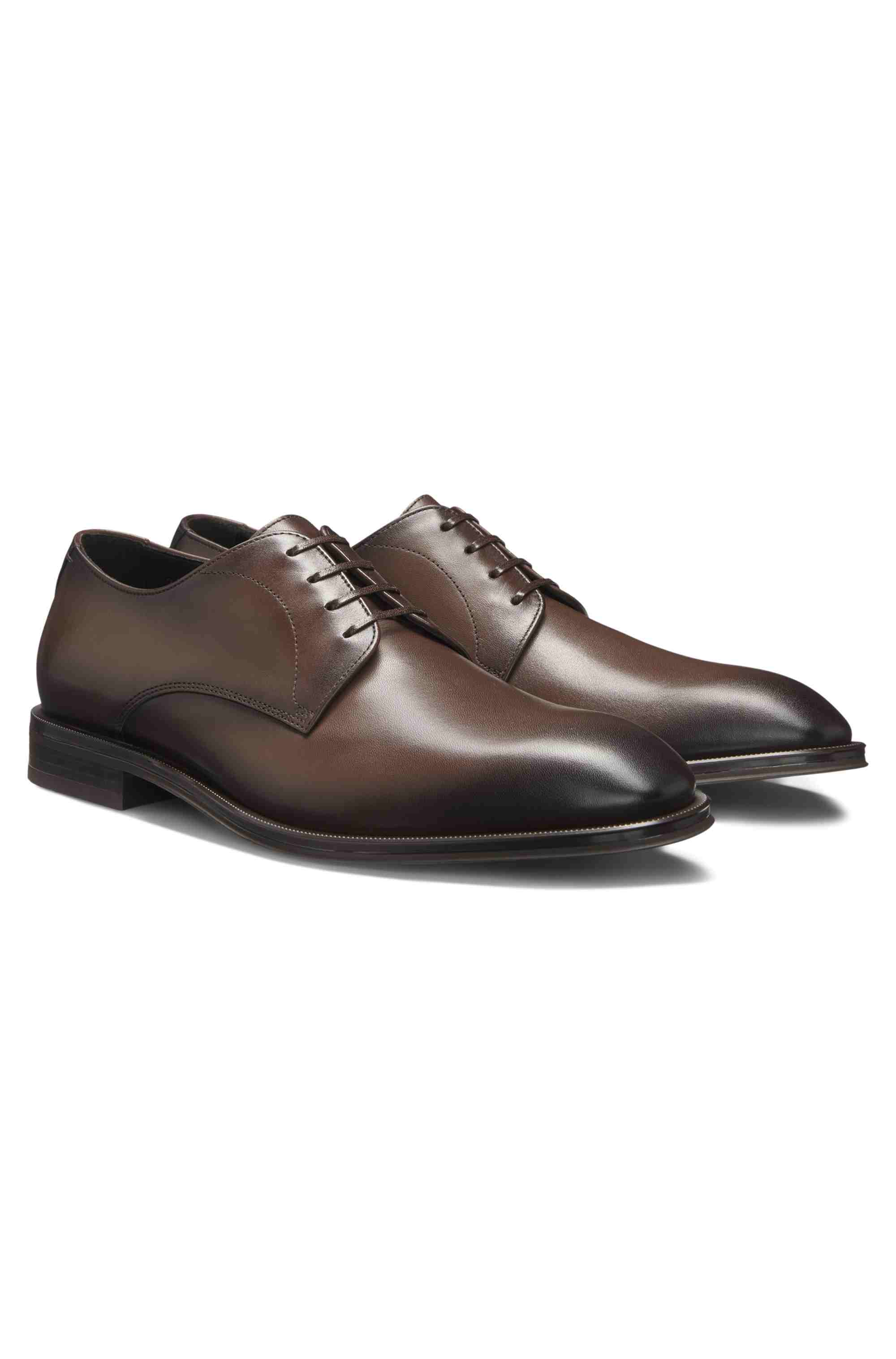 Italian-made Derby shoes in leather with ornamental stitching