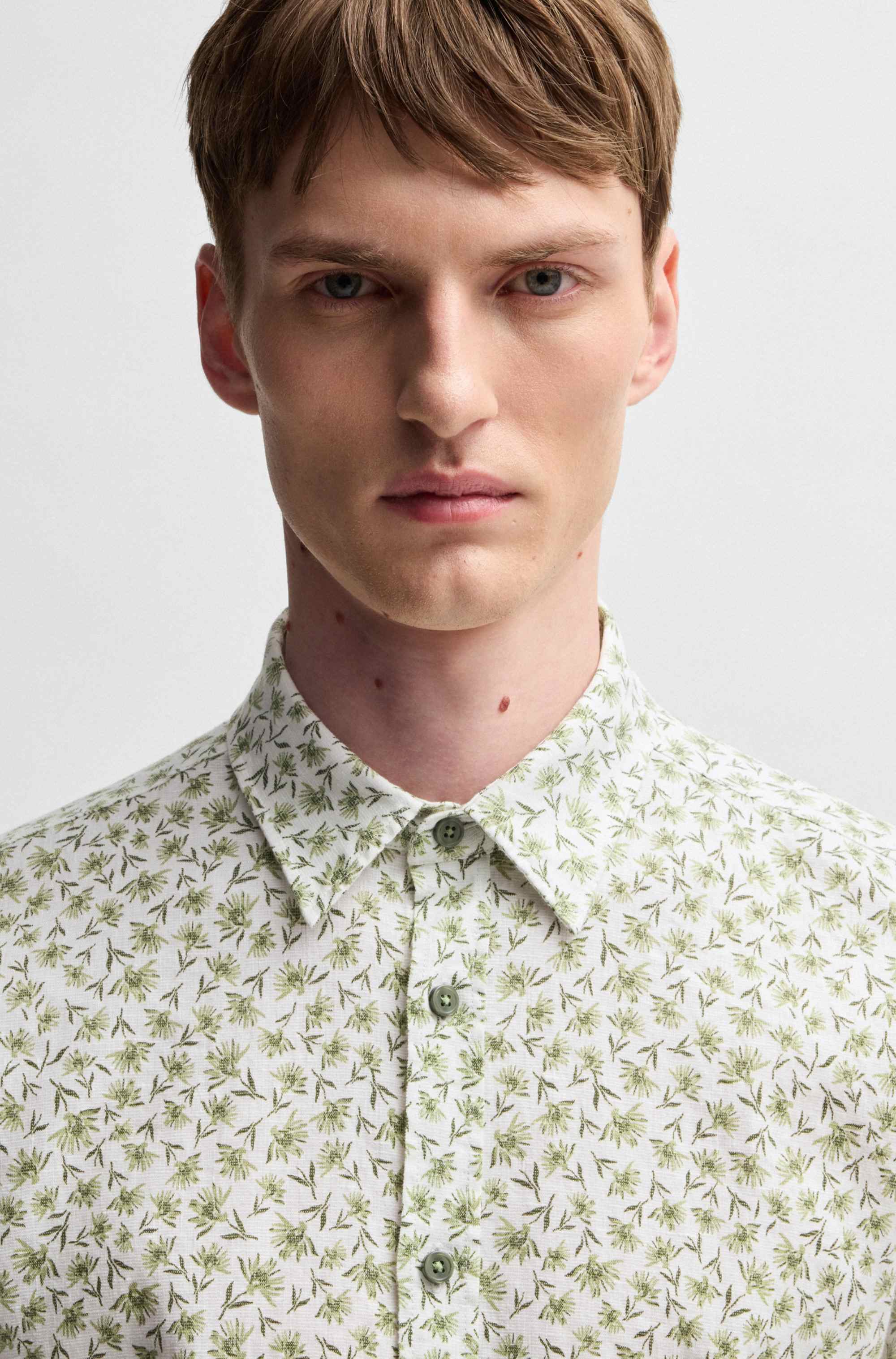 Slim-fit shirt in floral-print stretch linen