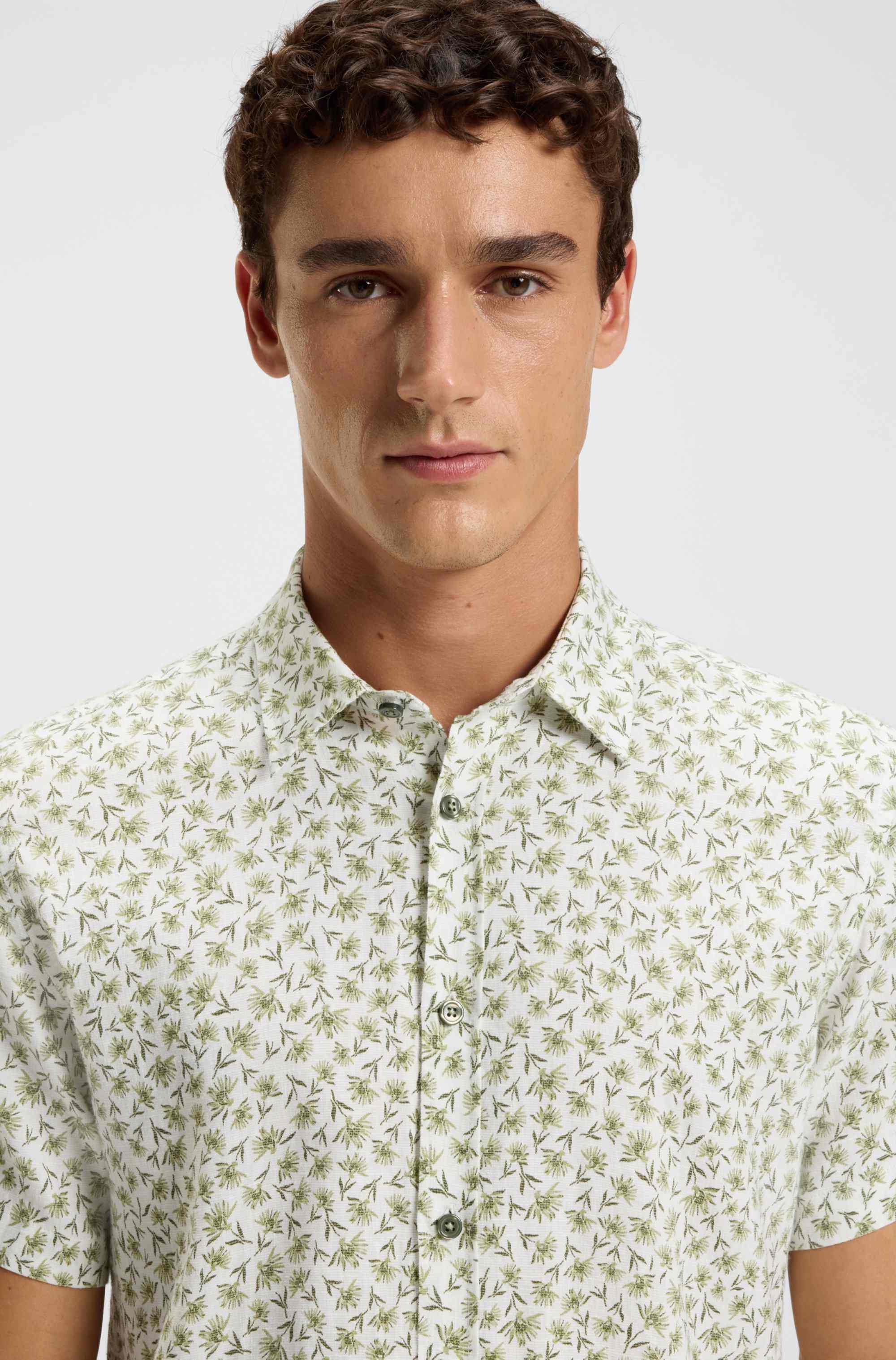 Slim-fit shirt in floral-print stretch linen